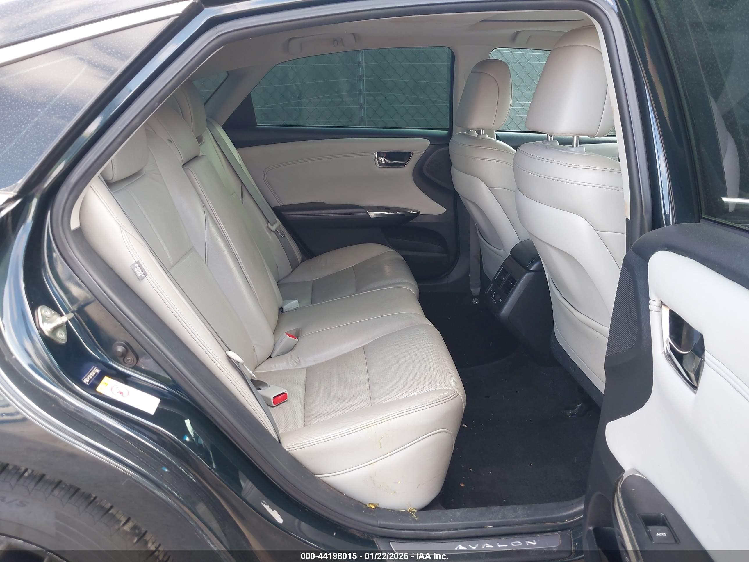 TOYOTA AVALON image 8
