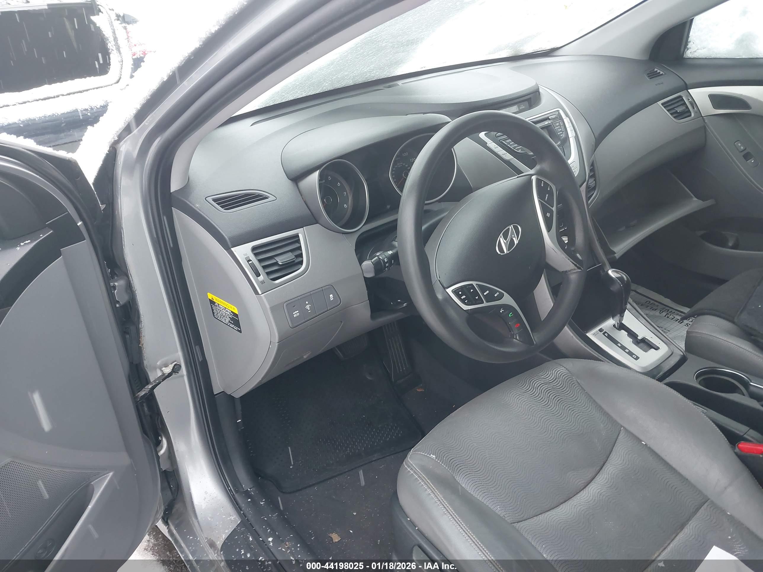 HYUNDAI ELANTRA image 7