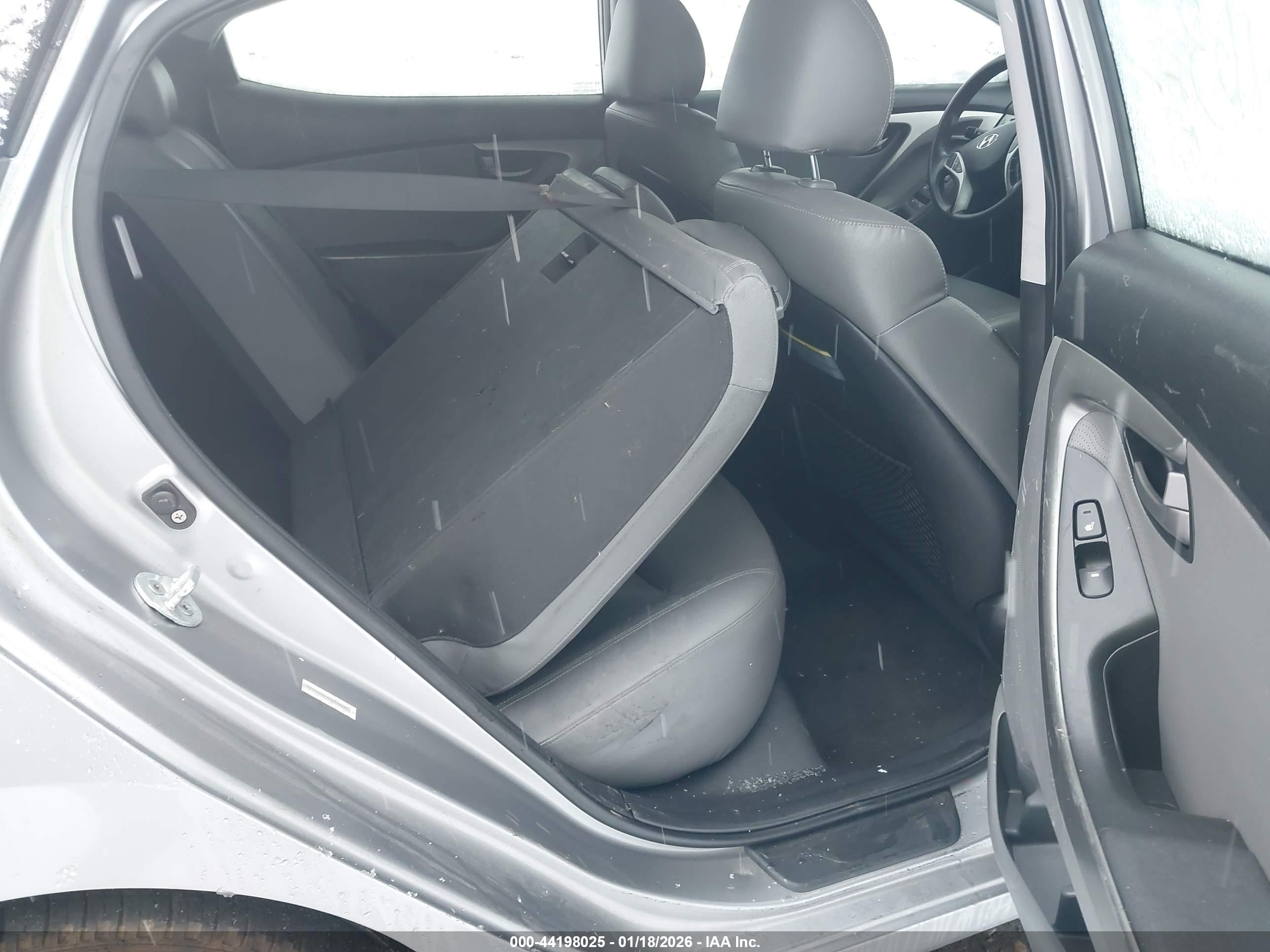 HYUNDAI ELANTRA image 8