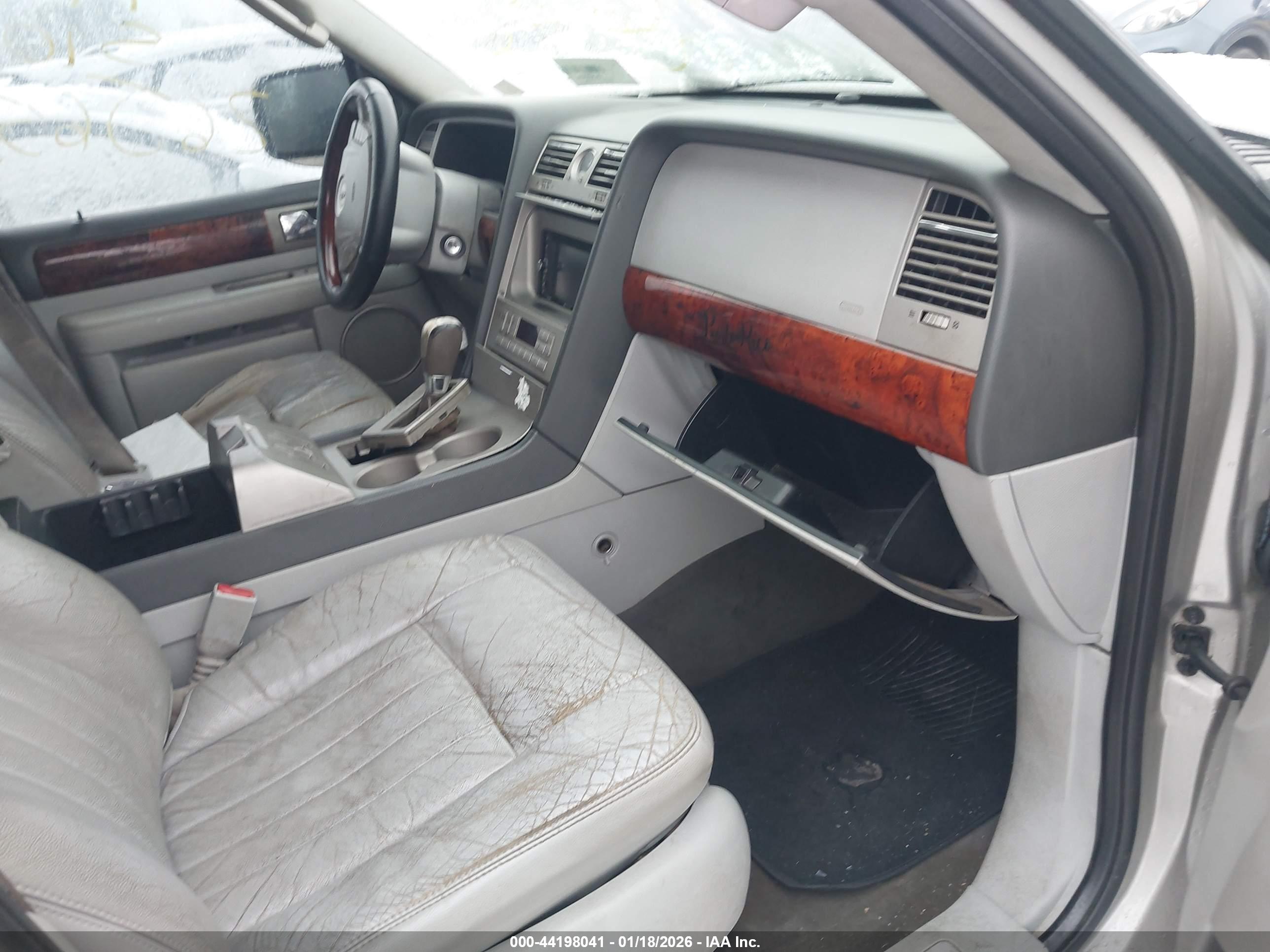 LINCOLN NAVIGATOR image 5