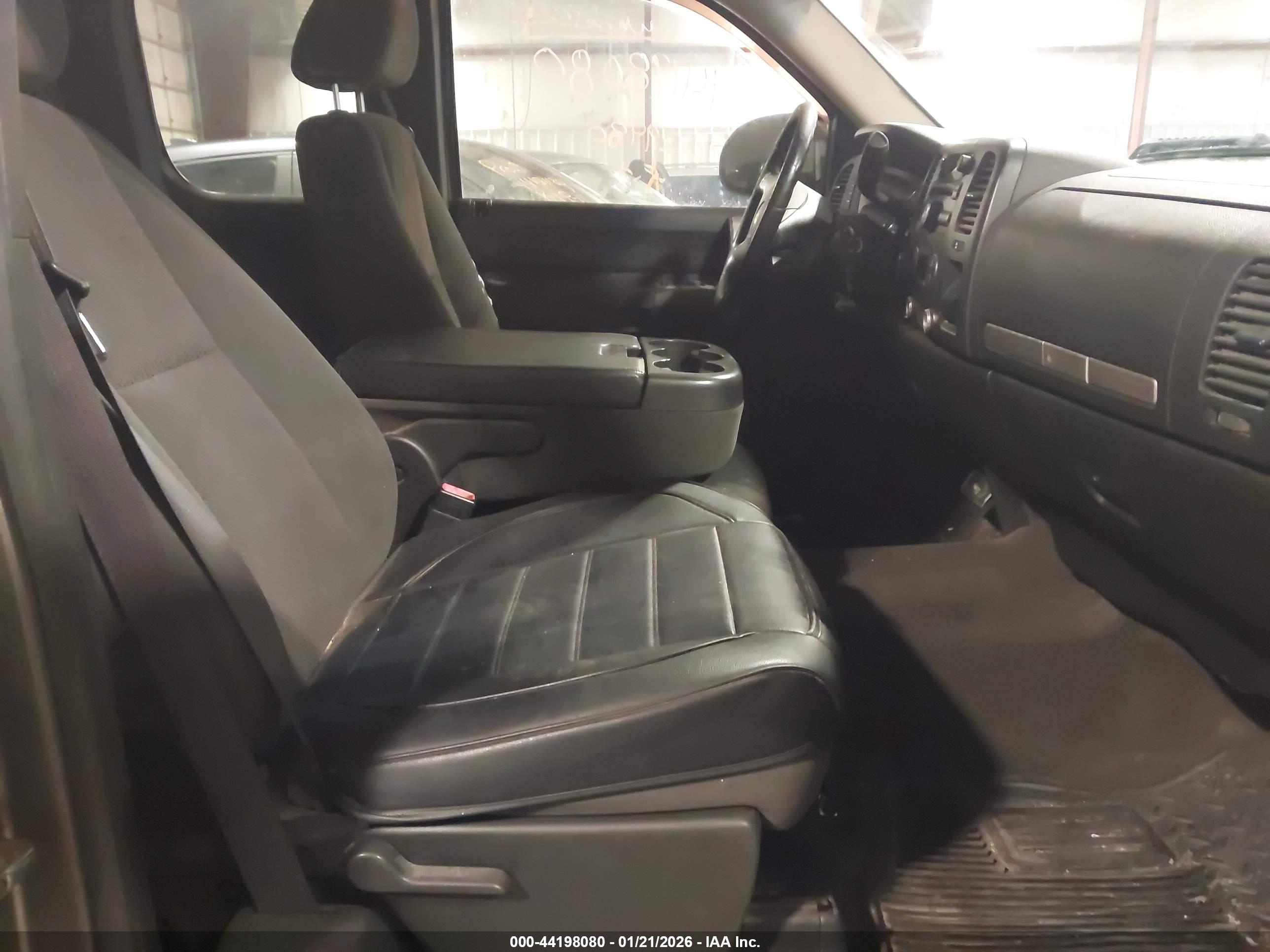 CHEVROLET SILVERADO image 5
