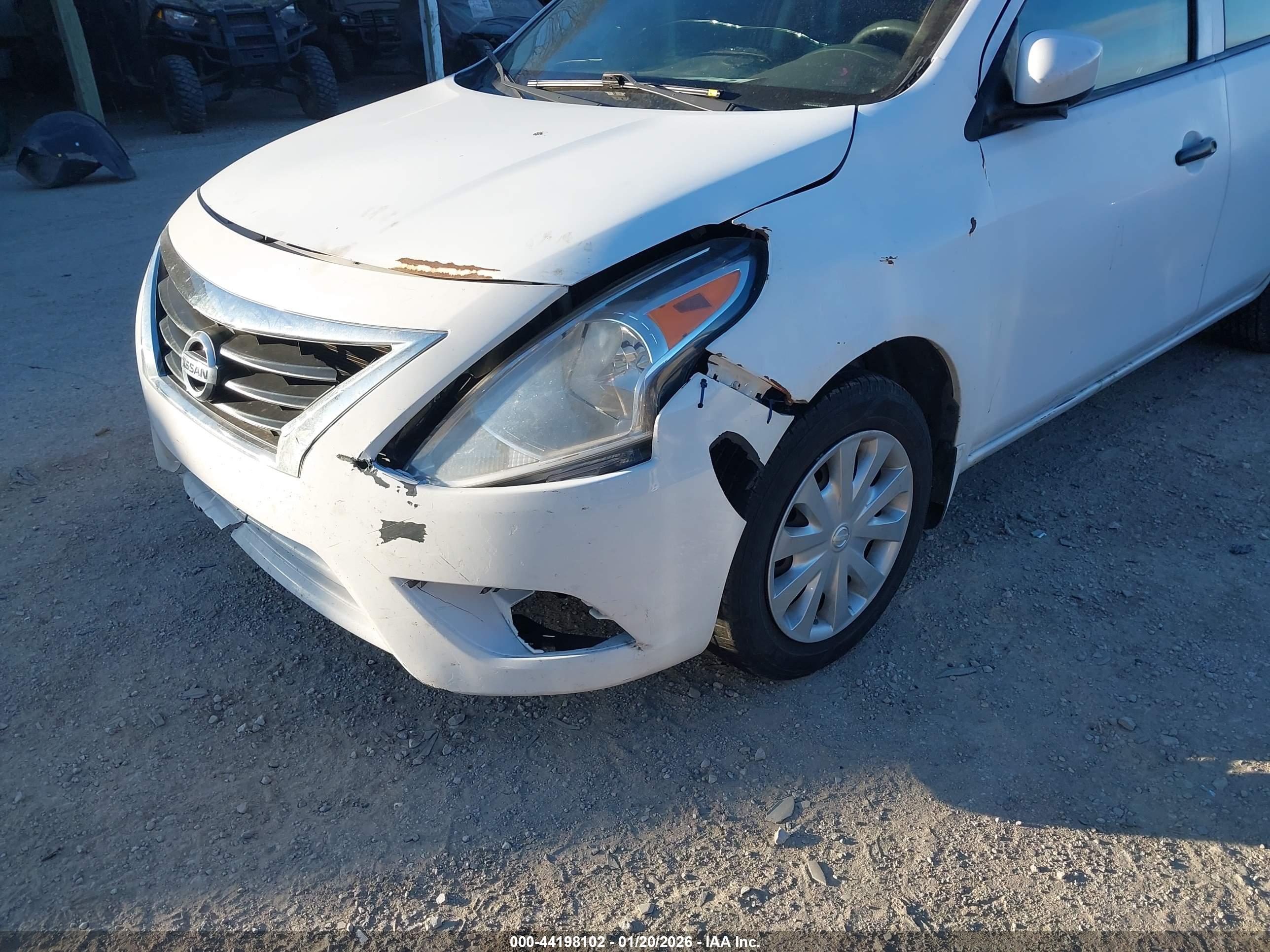 NISSAN VERSA image 6