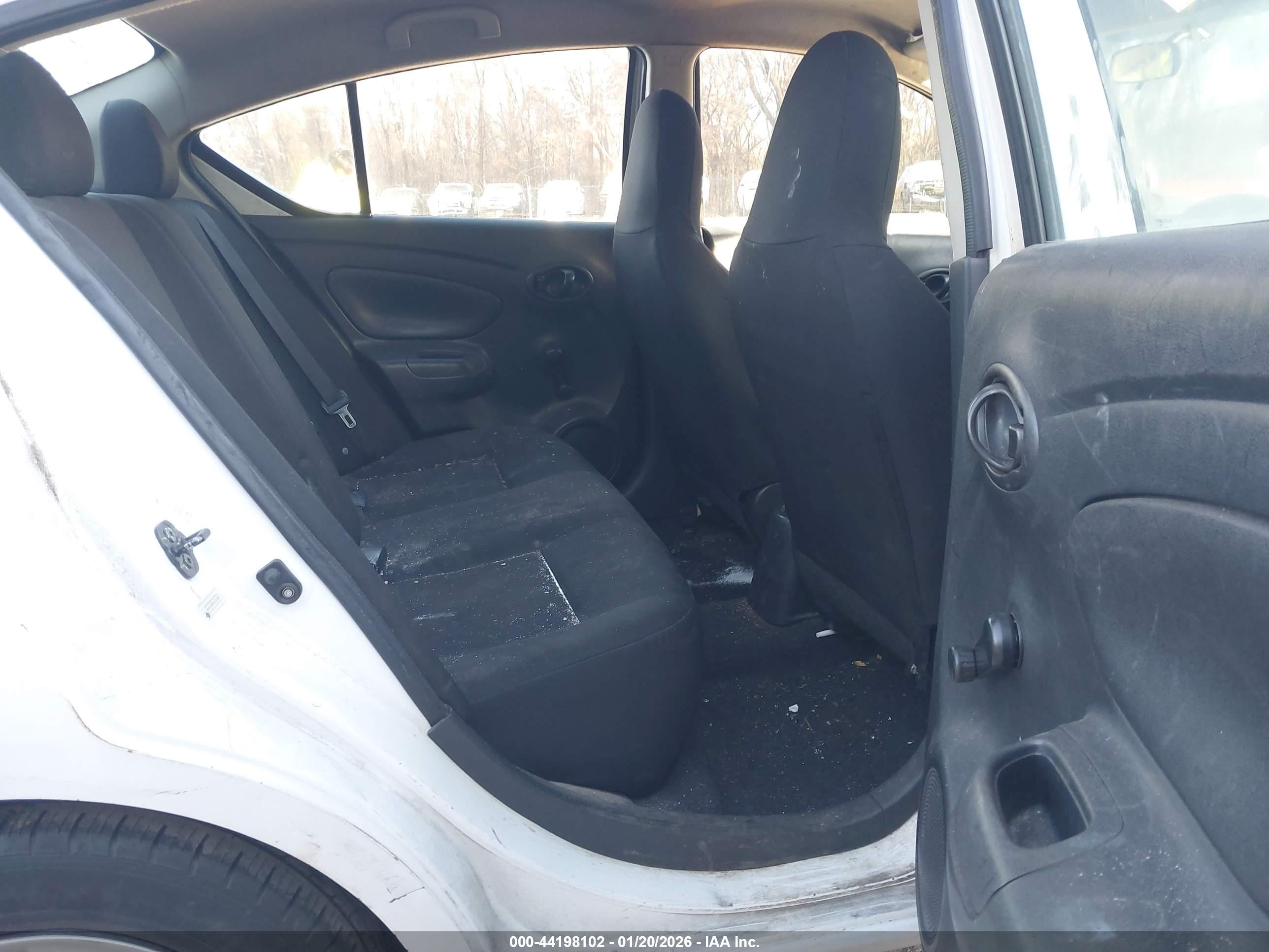 NISSAN VERSA image 8
