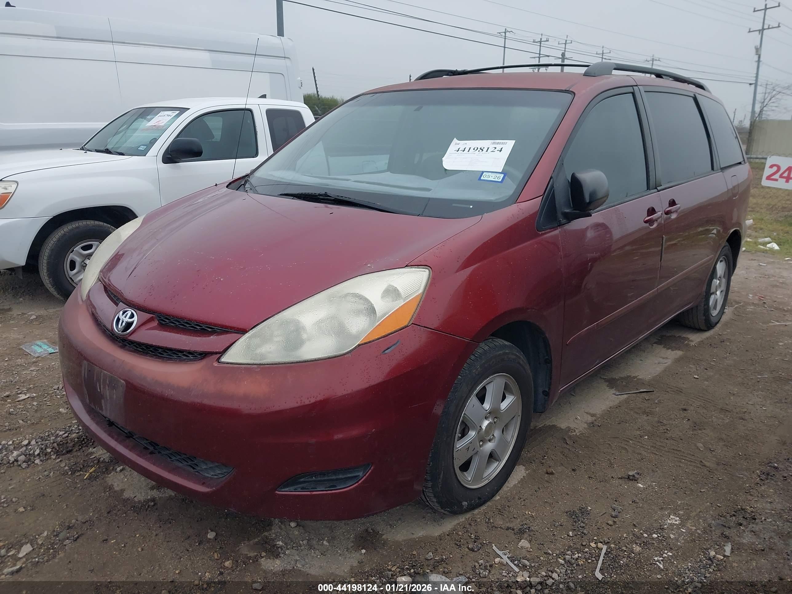 TOYOTA SIENNA image 2
