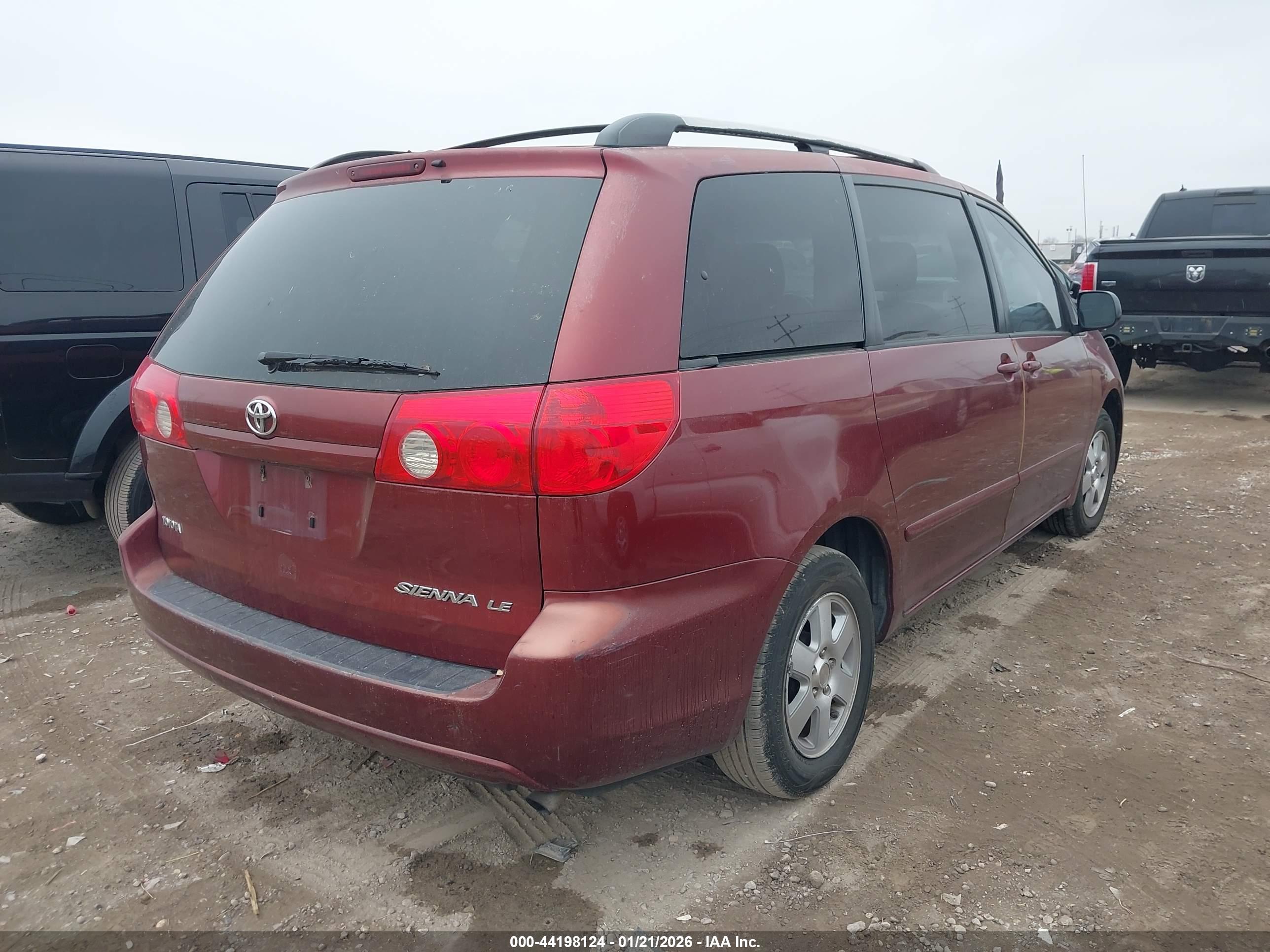 TOYOTA SIENNA image 4