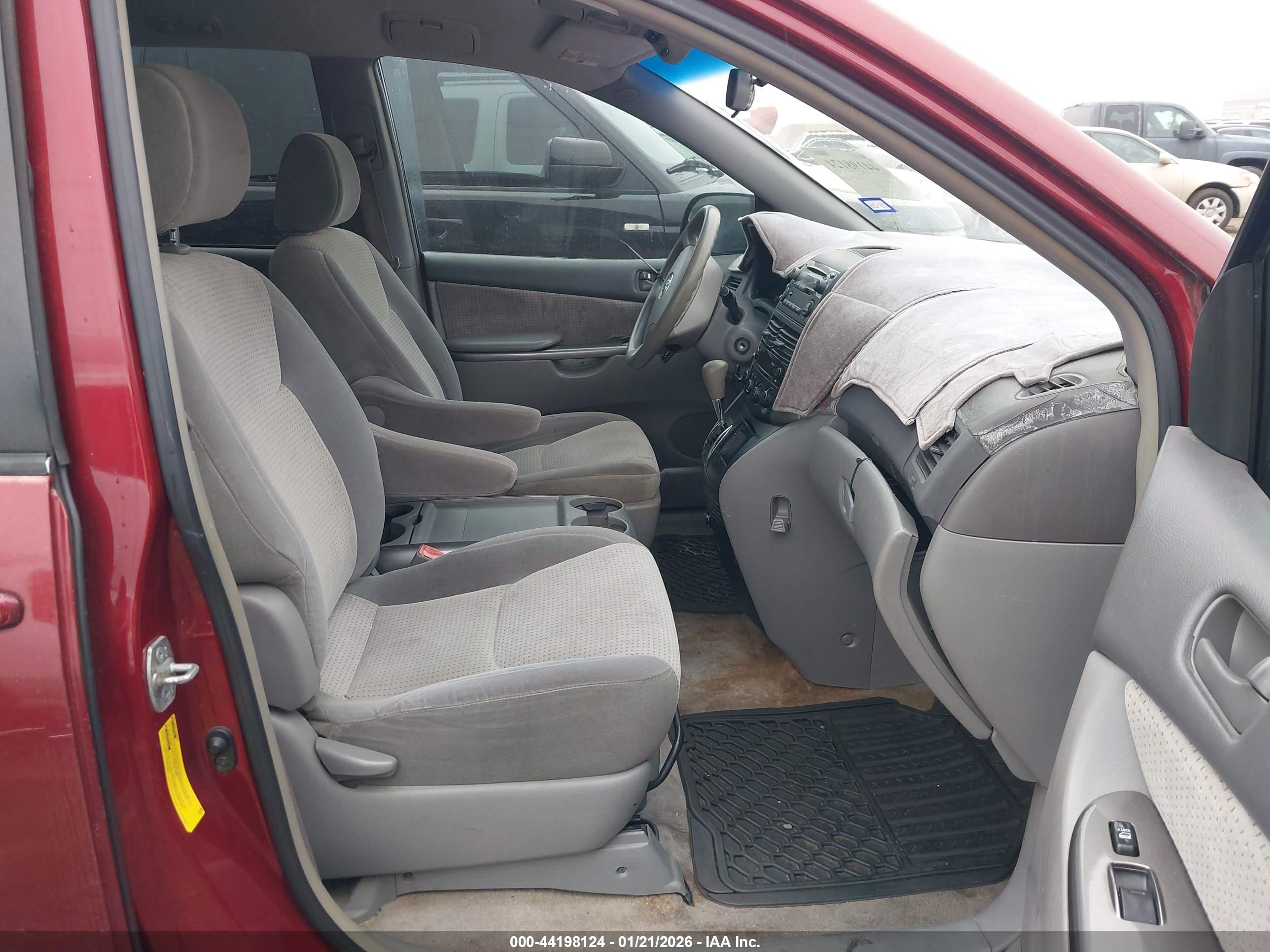 TOYOTA SIENNA image 5