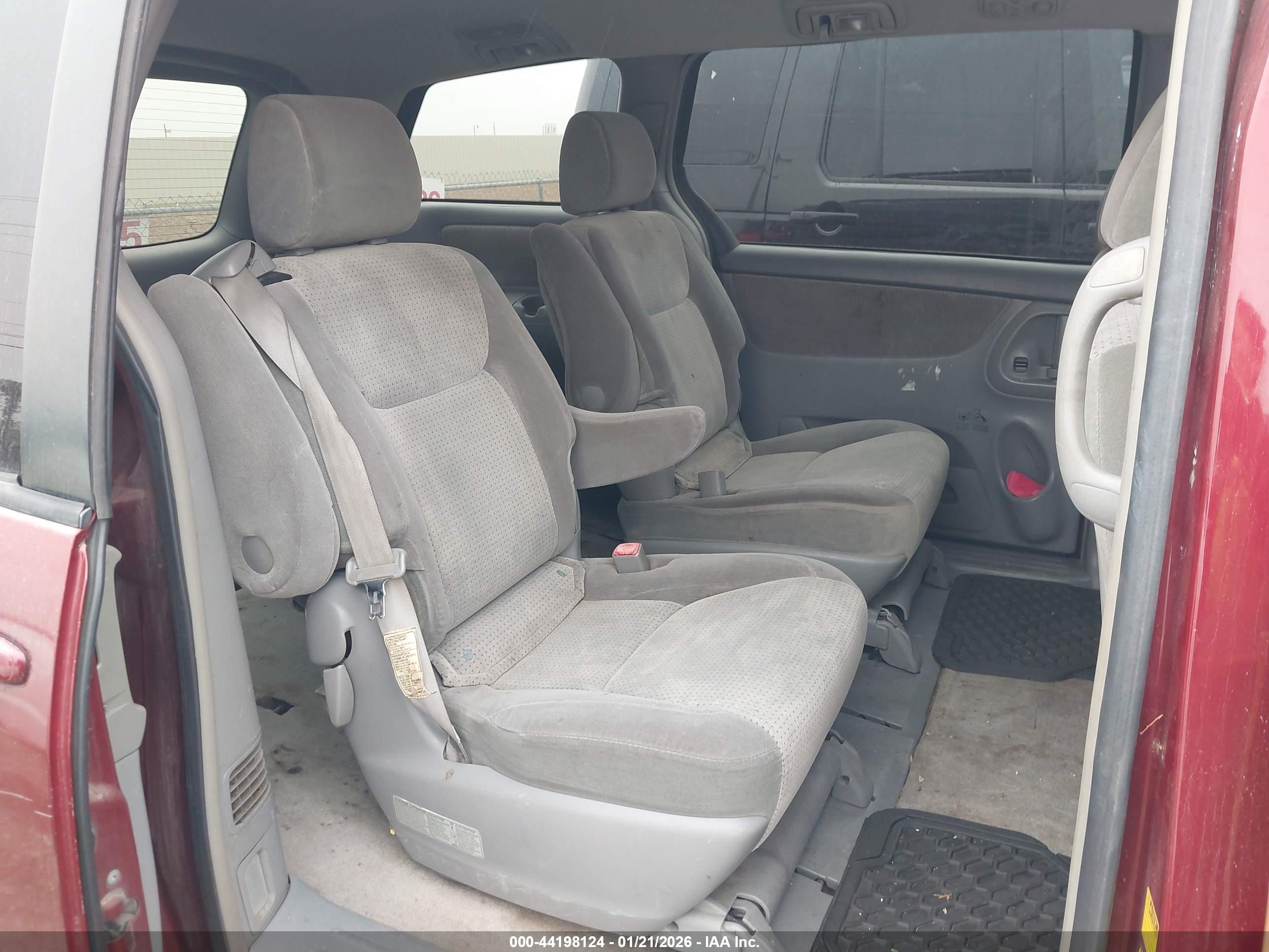 TOYOTA SIENNA image 8