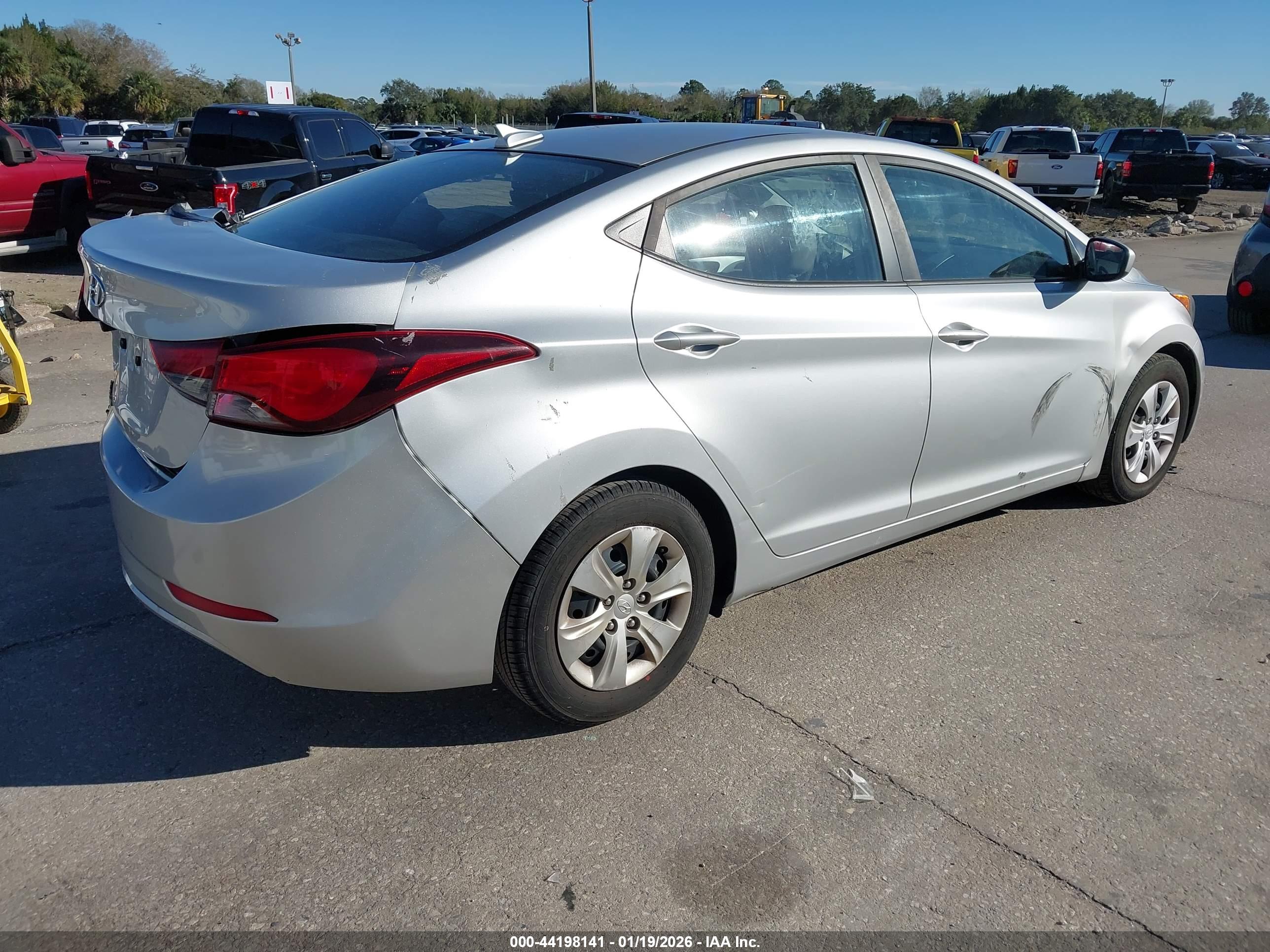 HYUNDAI ELANTRA image 4