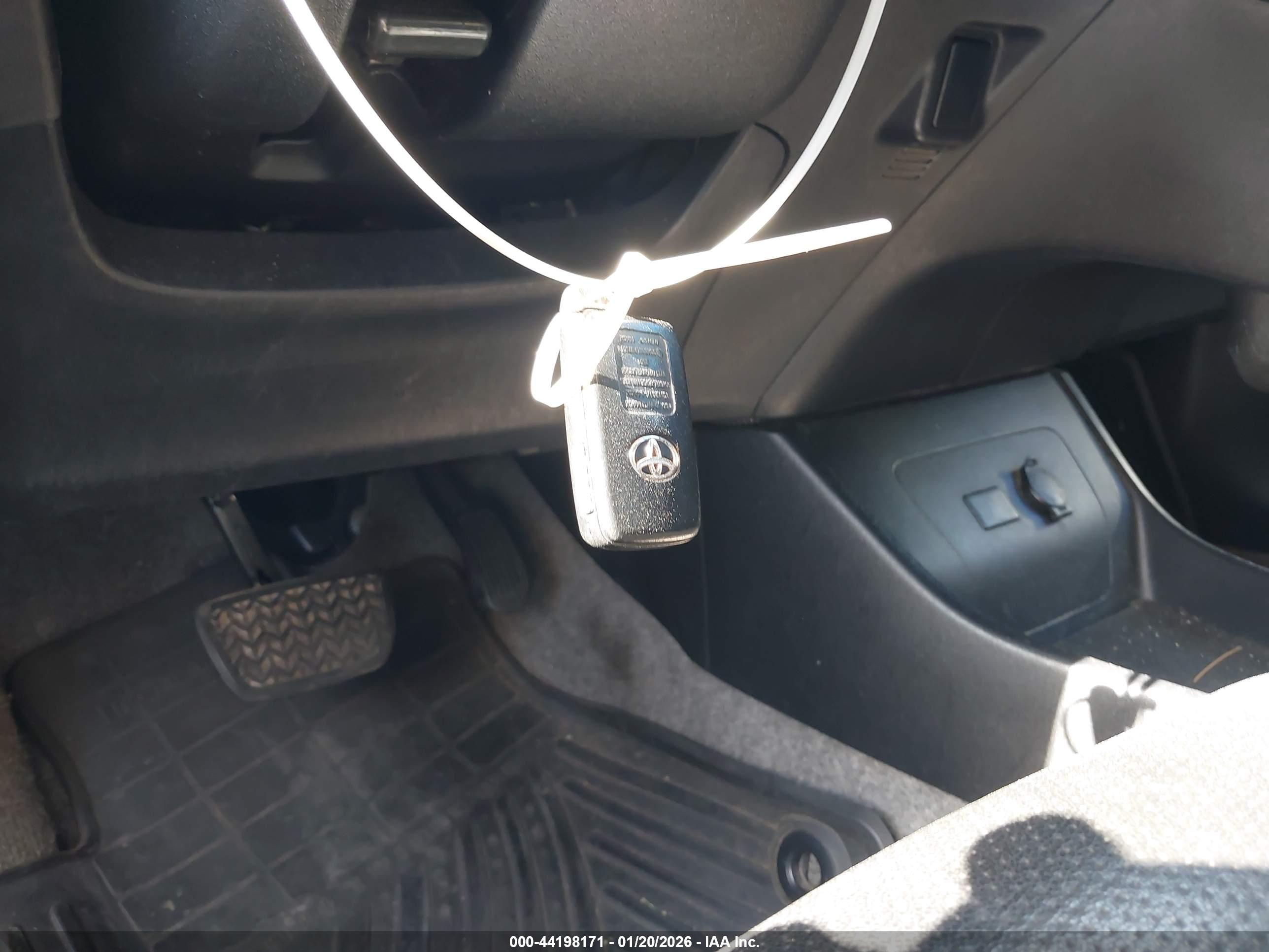 TOYOTA PRIUS image 11
