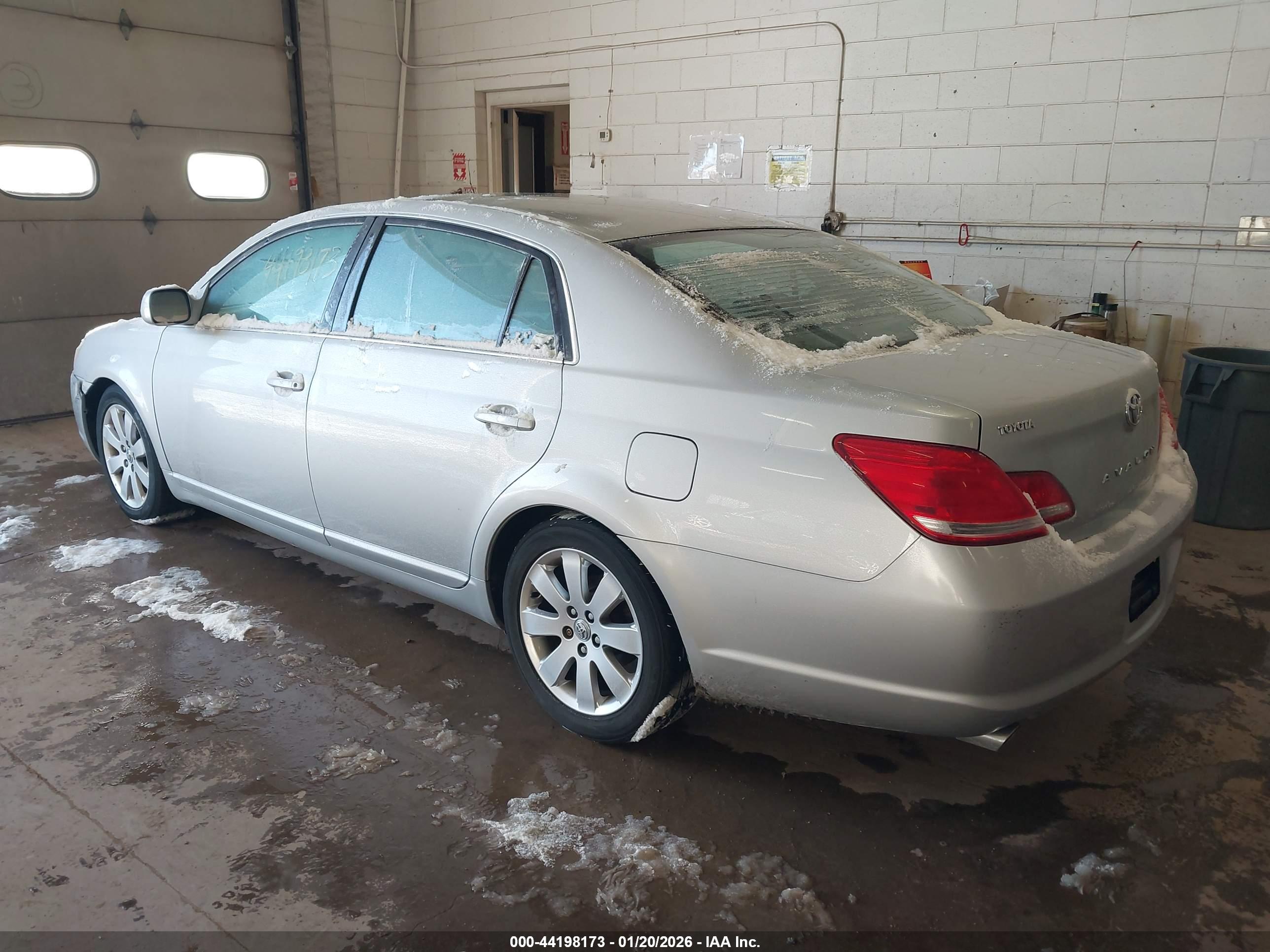 TOYOTA AVALON image 3