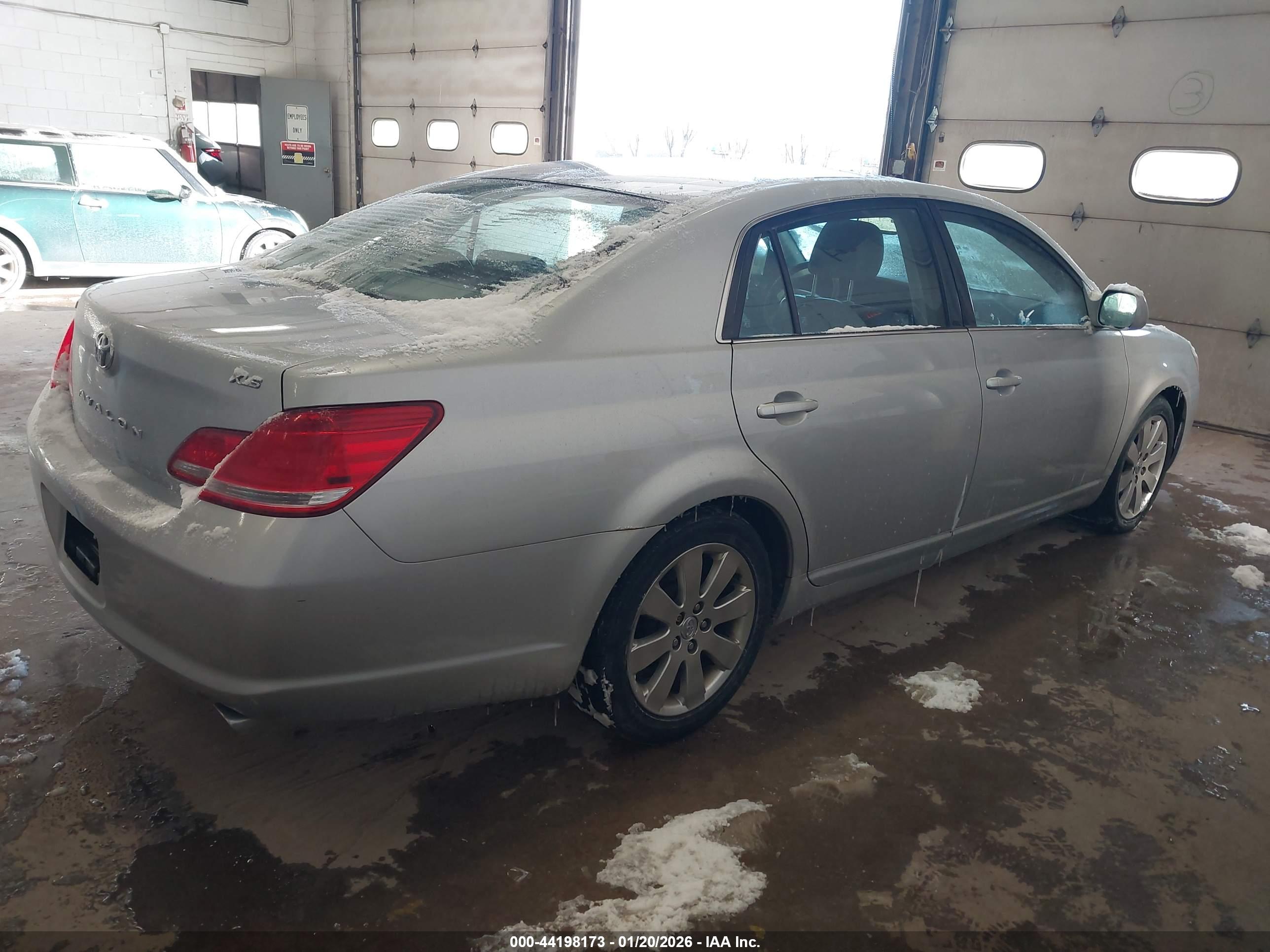 TOYOTA AVALON image 4