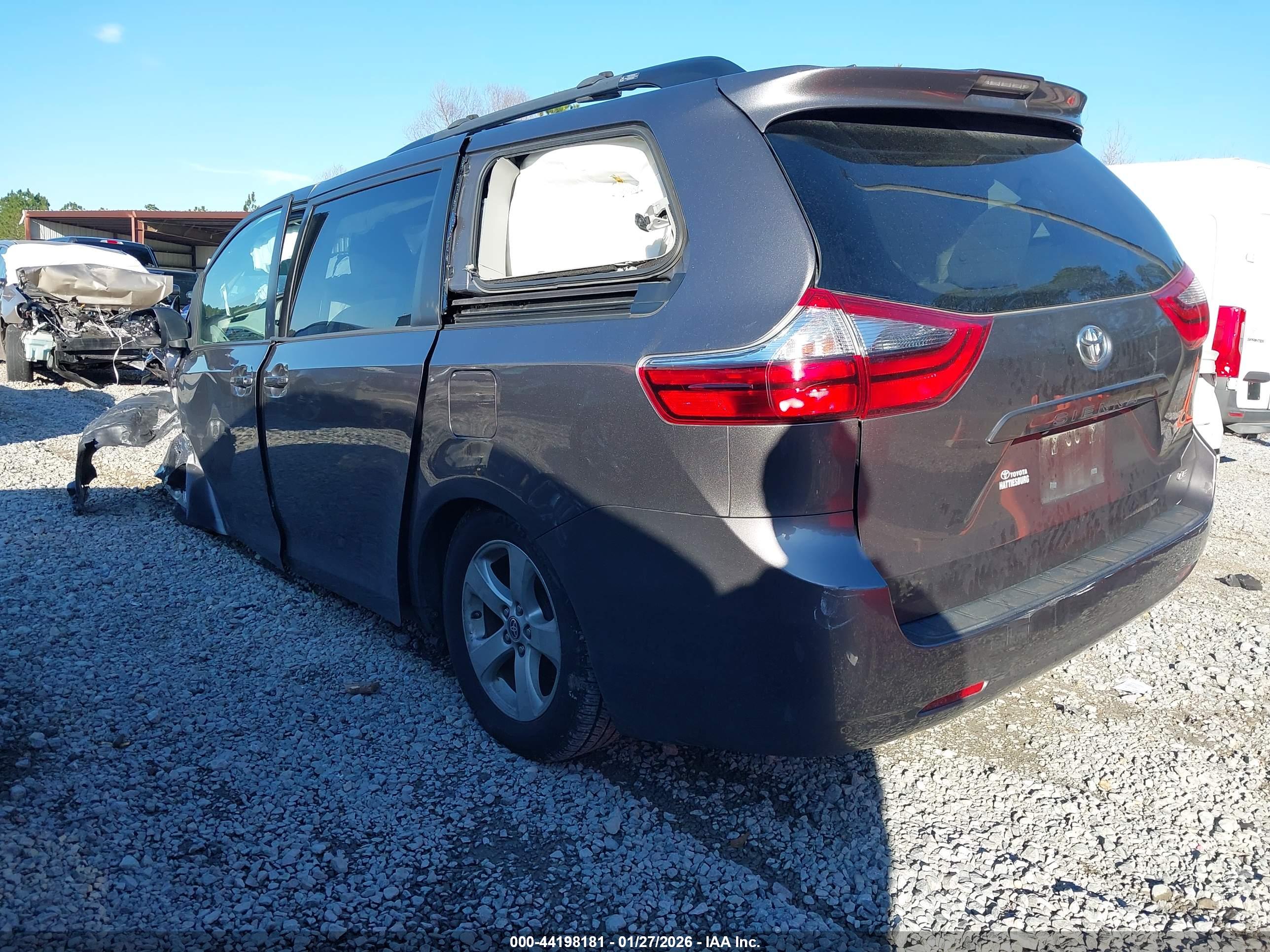 TOYOTA SIENNA image 3