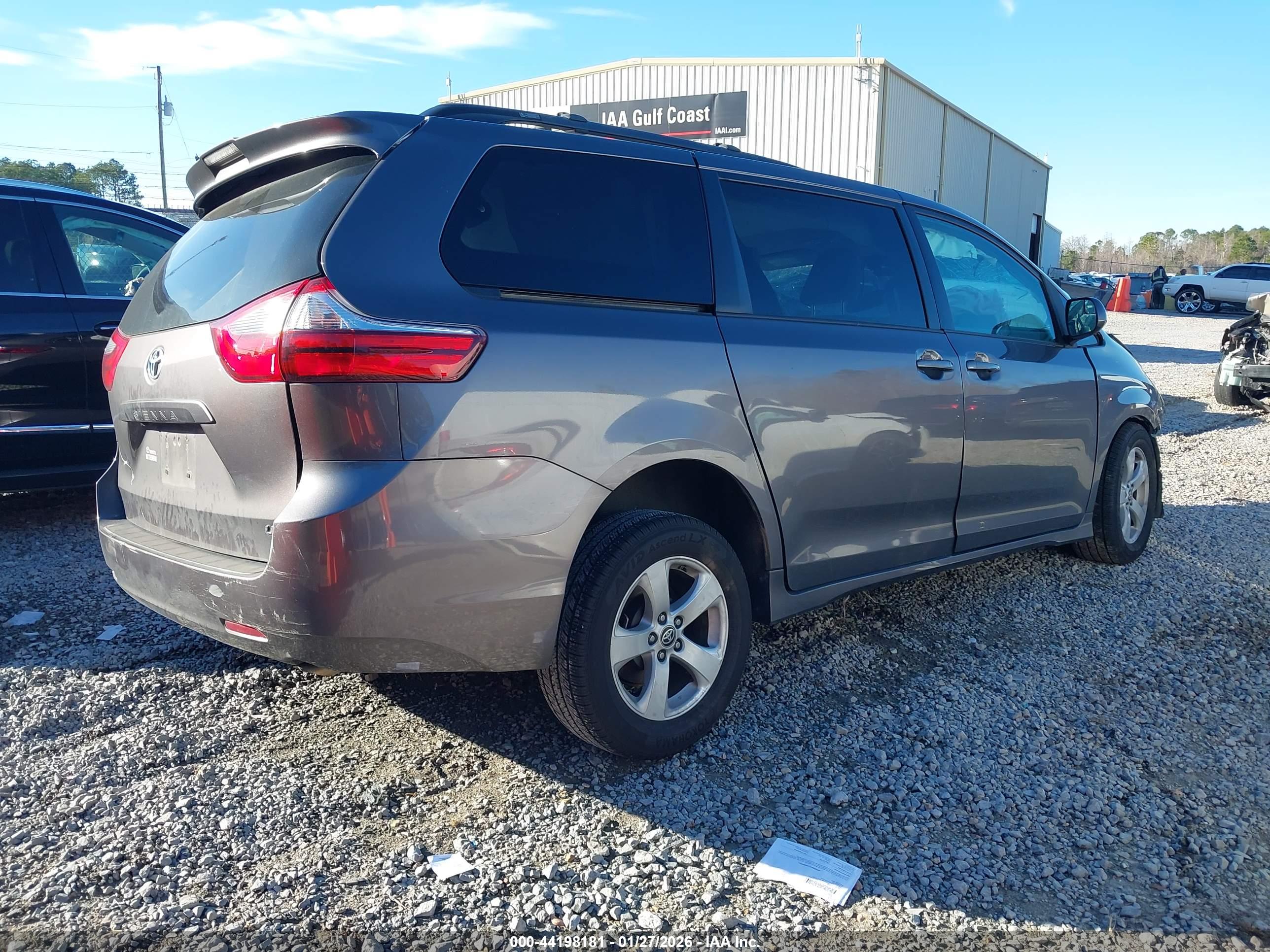 TOYOTA SIENNA image 4