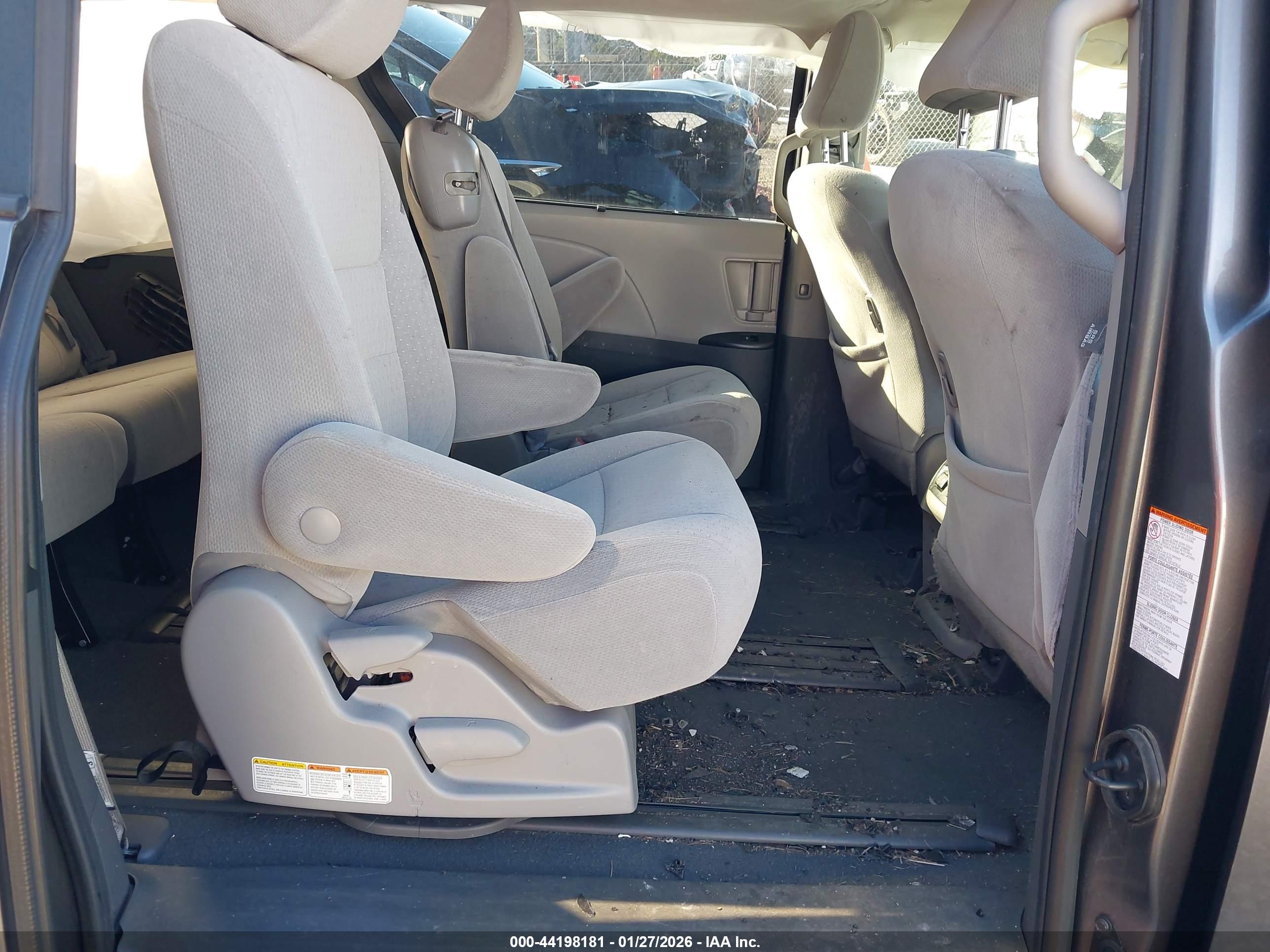 TOYOTA SIENNA image 8