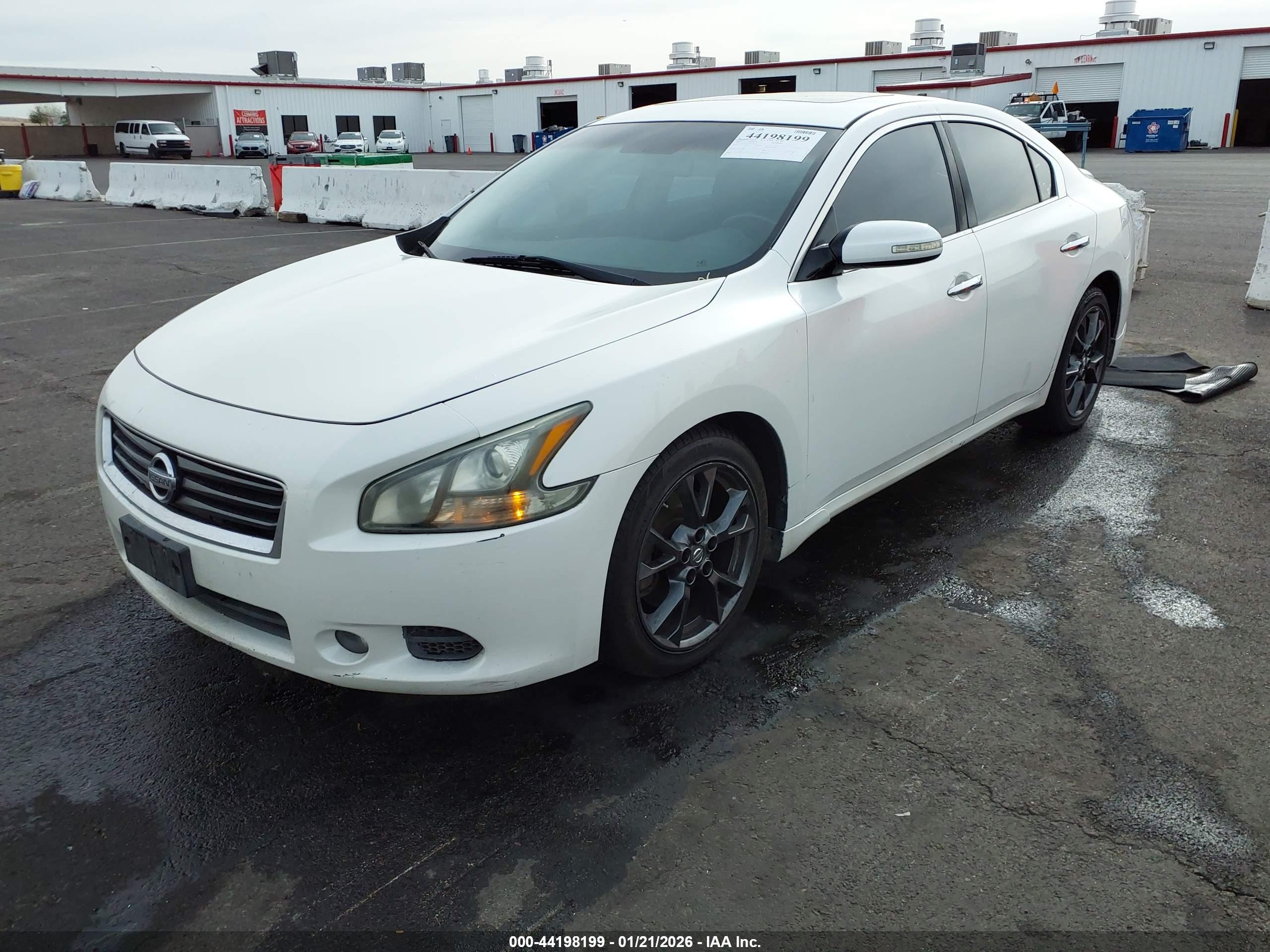 NISSAN MAXIMA image 2