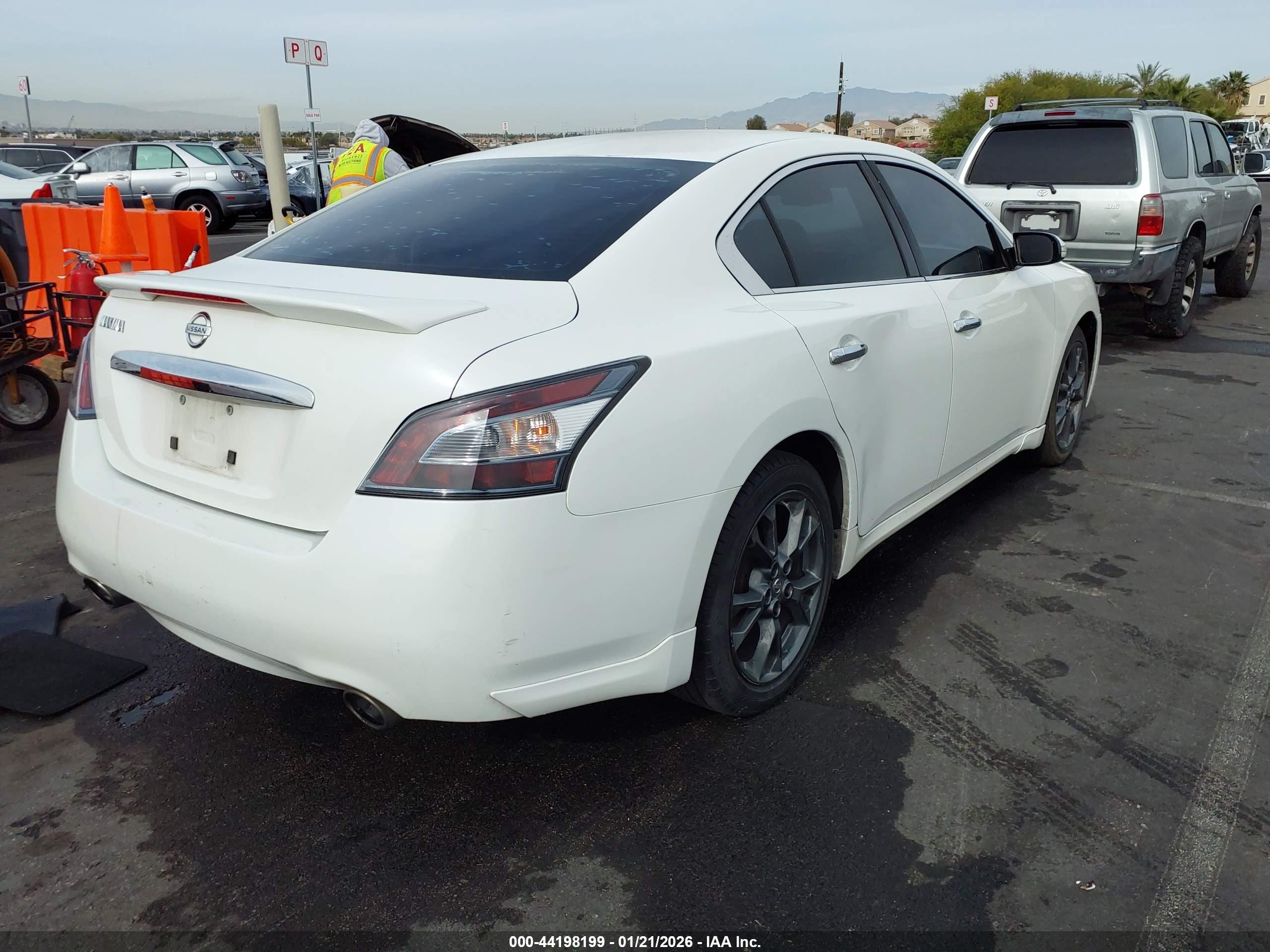 NISSAN MAXIMA image 4