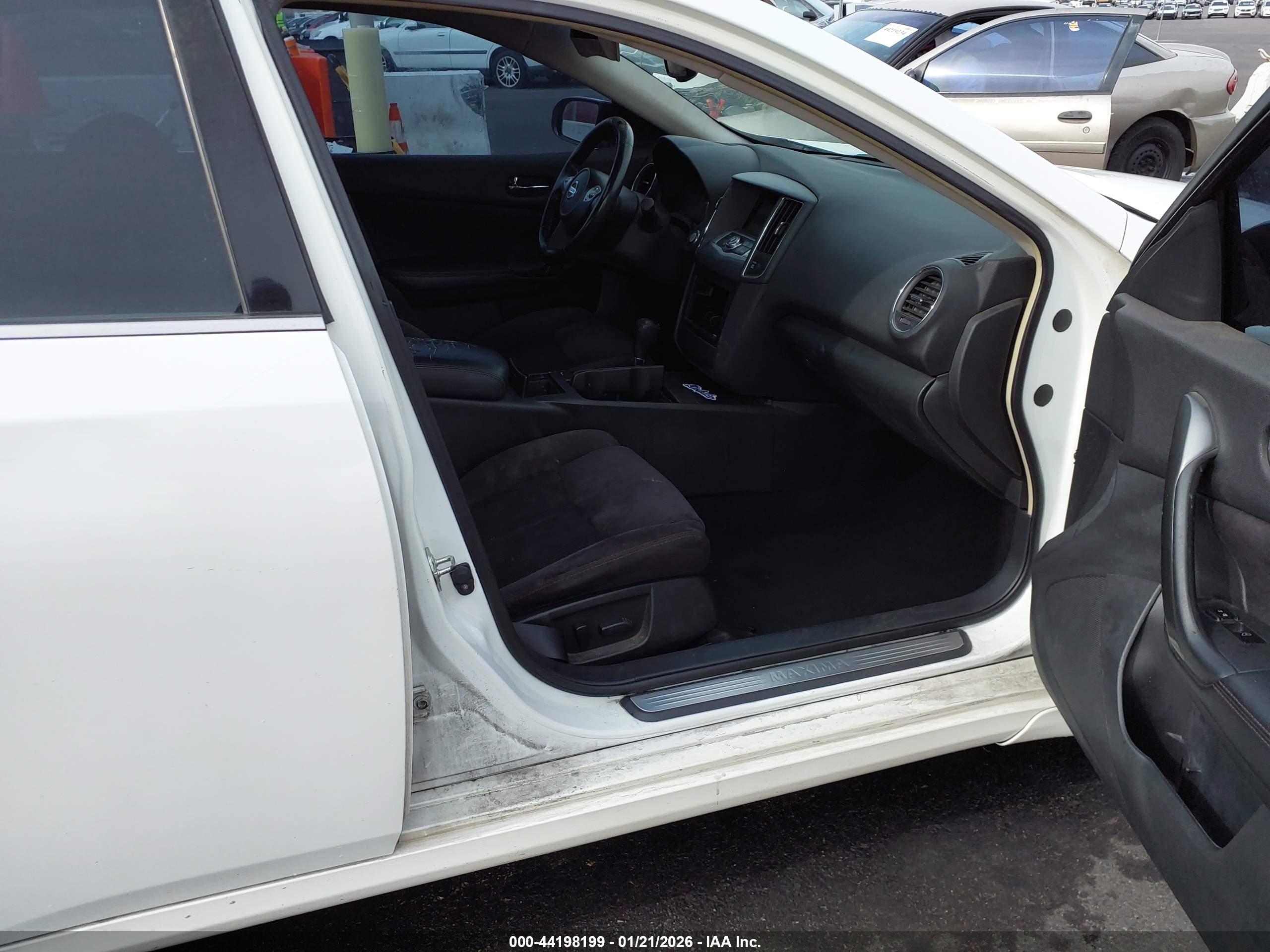 NISSAN MAXIMA image 5