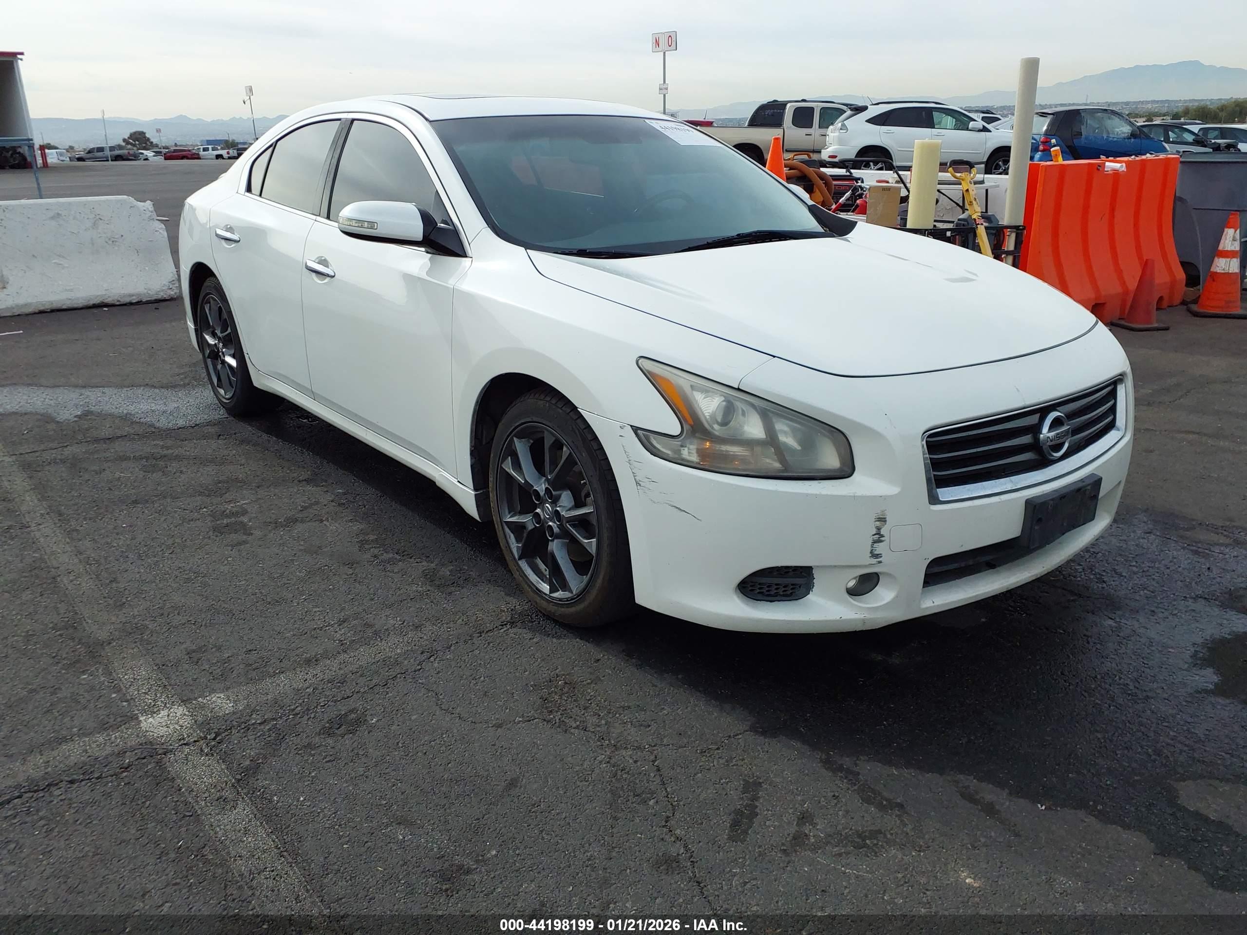 NISSAN MAXIMA image 6