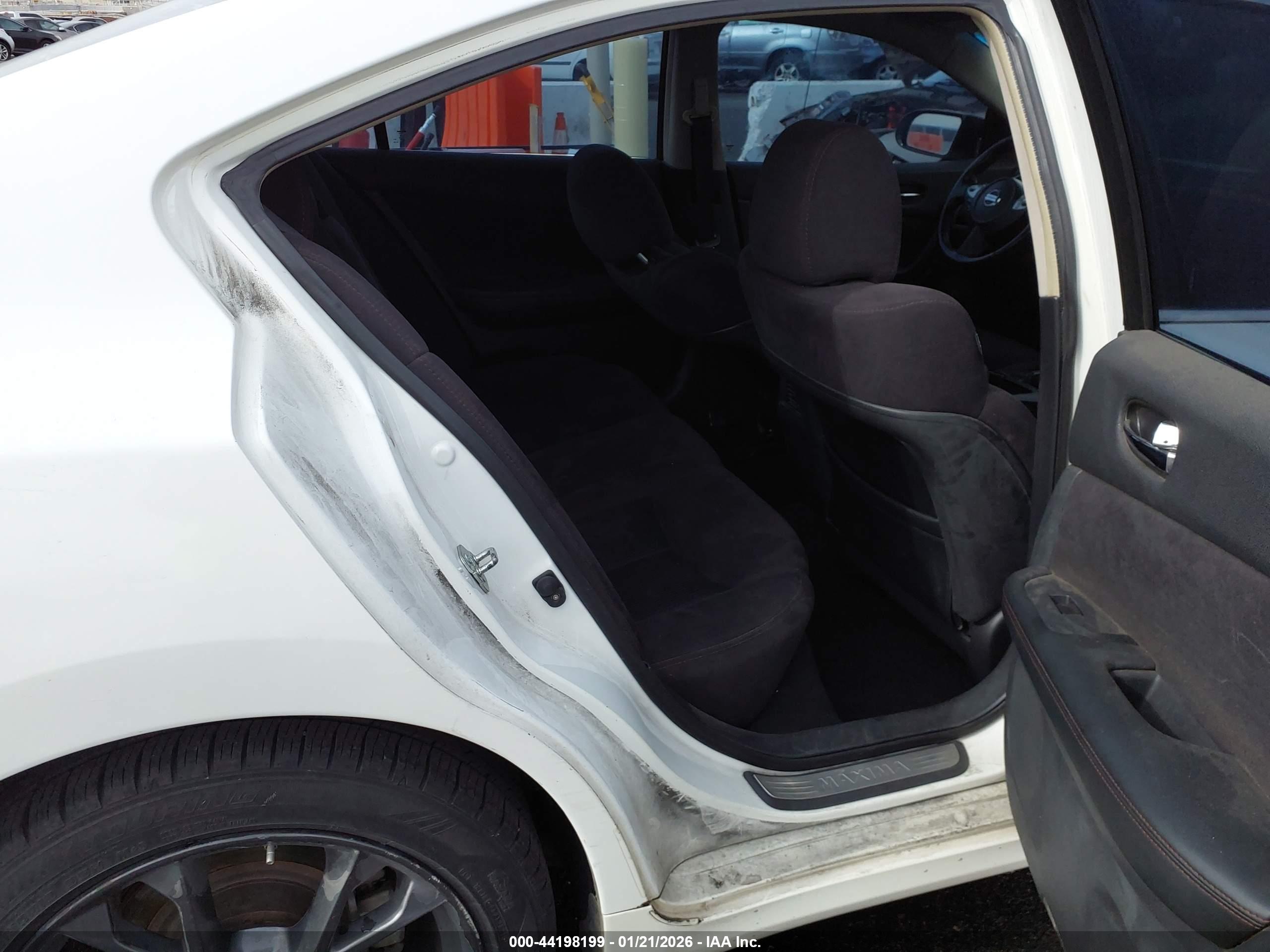 NISSAN MAXIMA image 8