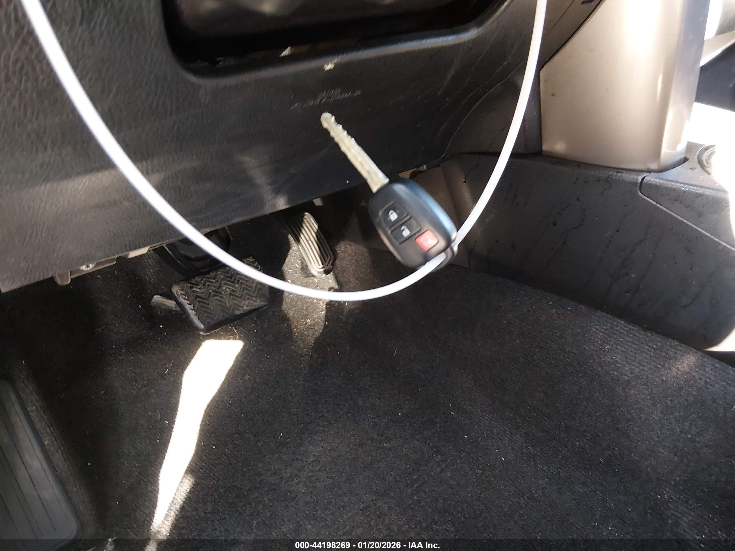 TOYOTA RAV4 image 11