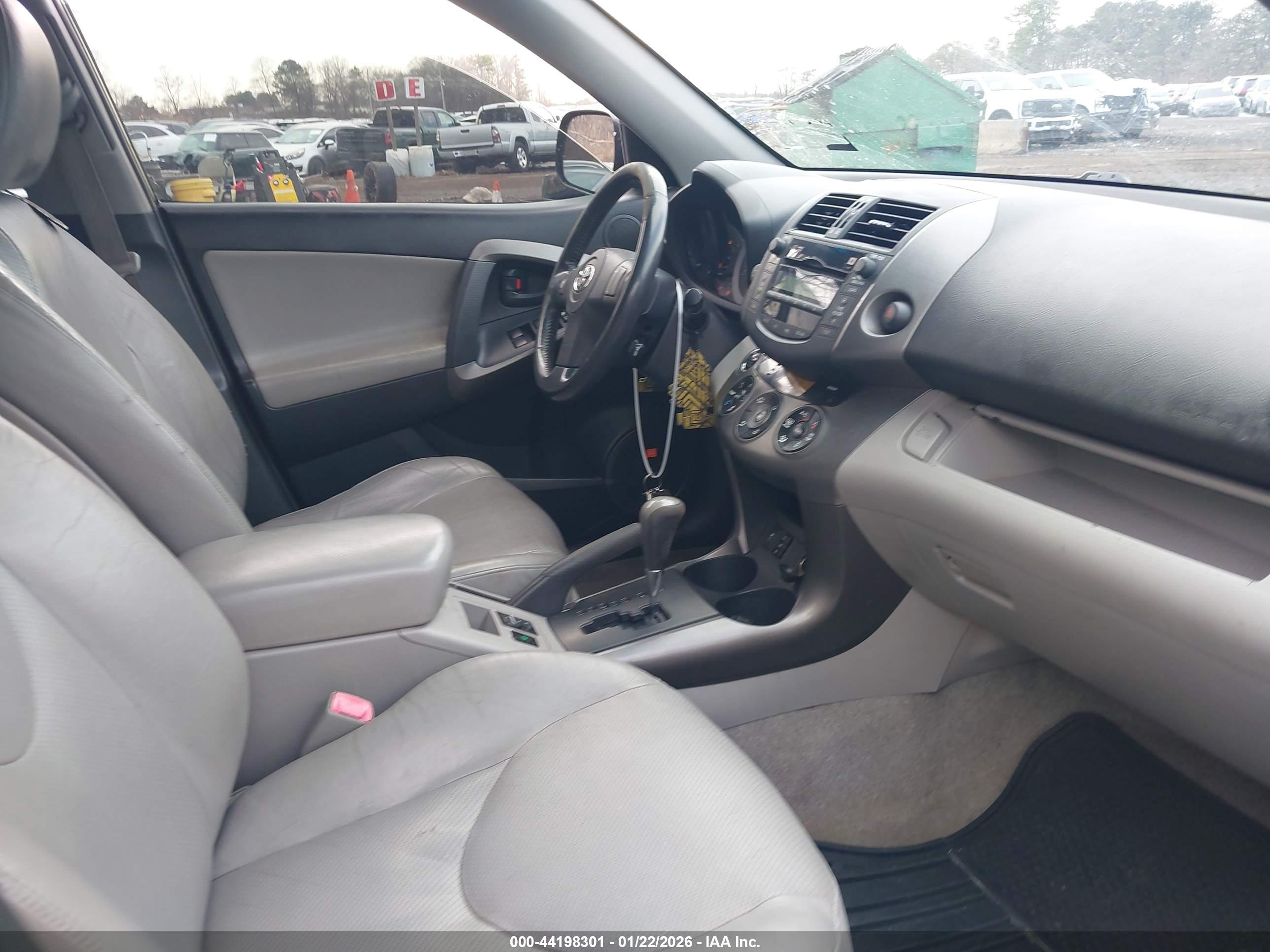 TOYOTA RAV4 image 5