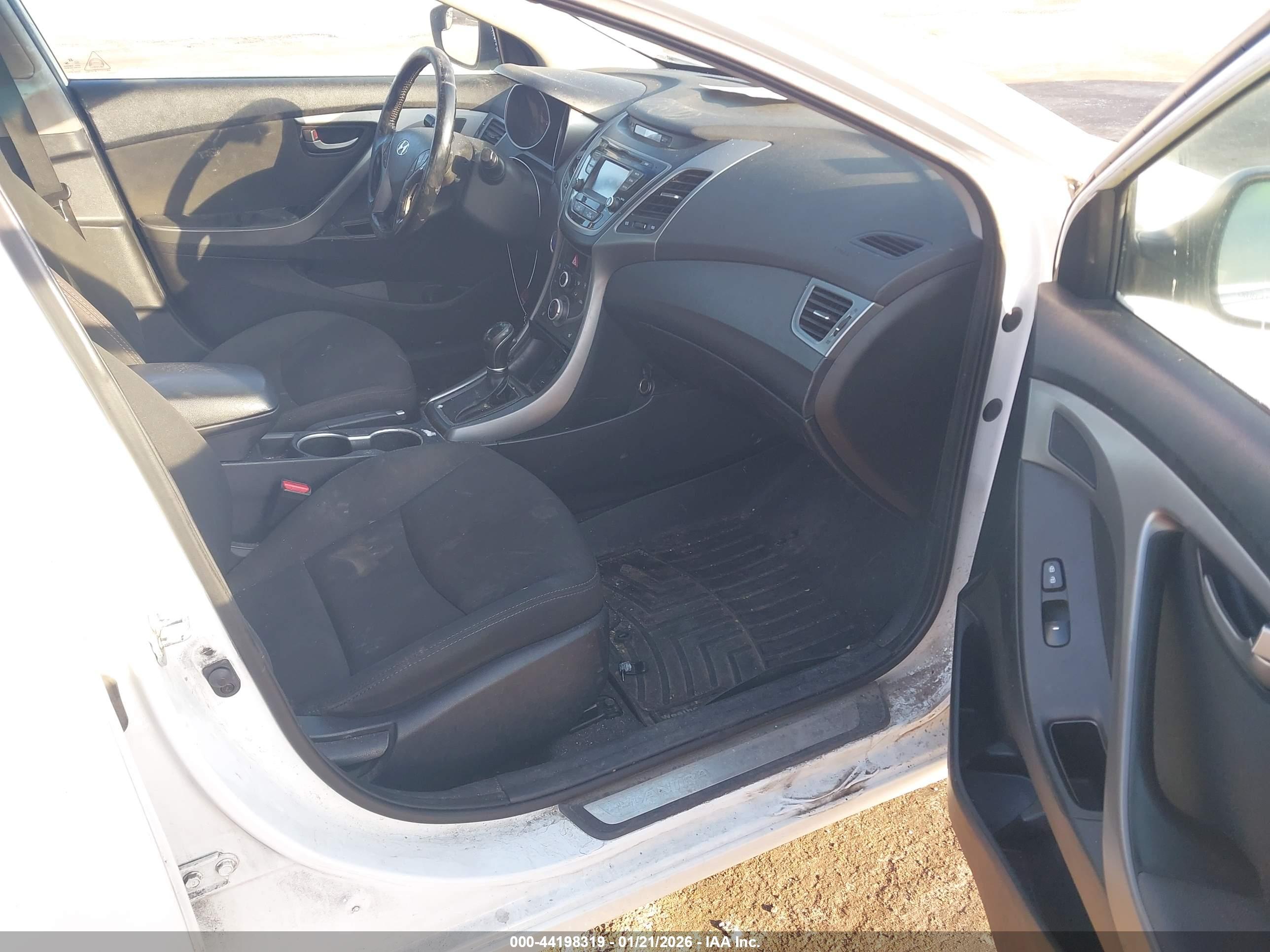 HYUNDAI ELANTRA image 5