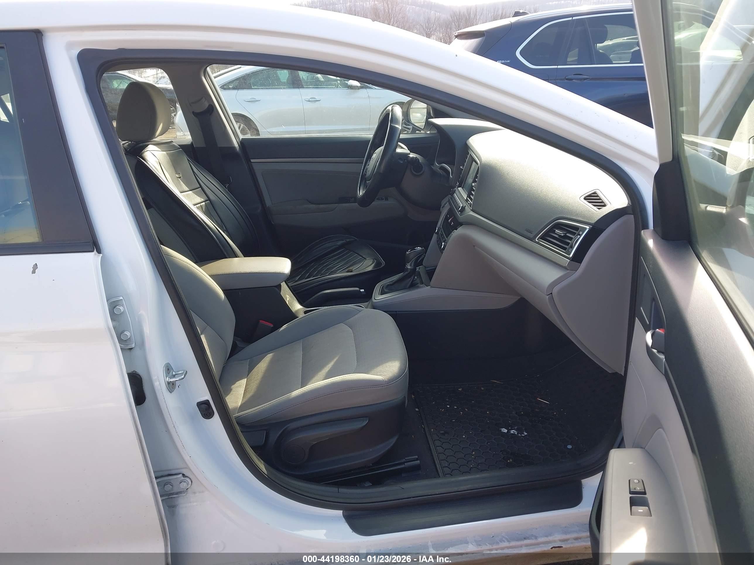 HYUNDAI ELANTRA image 5