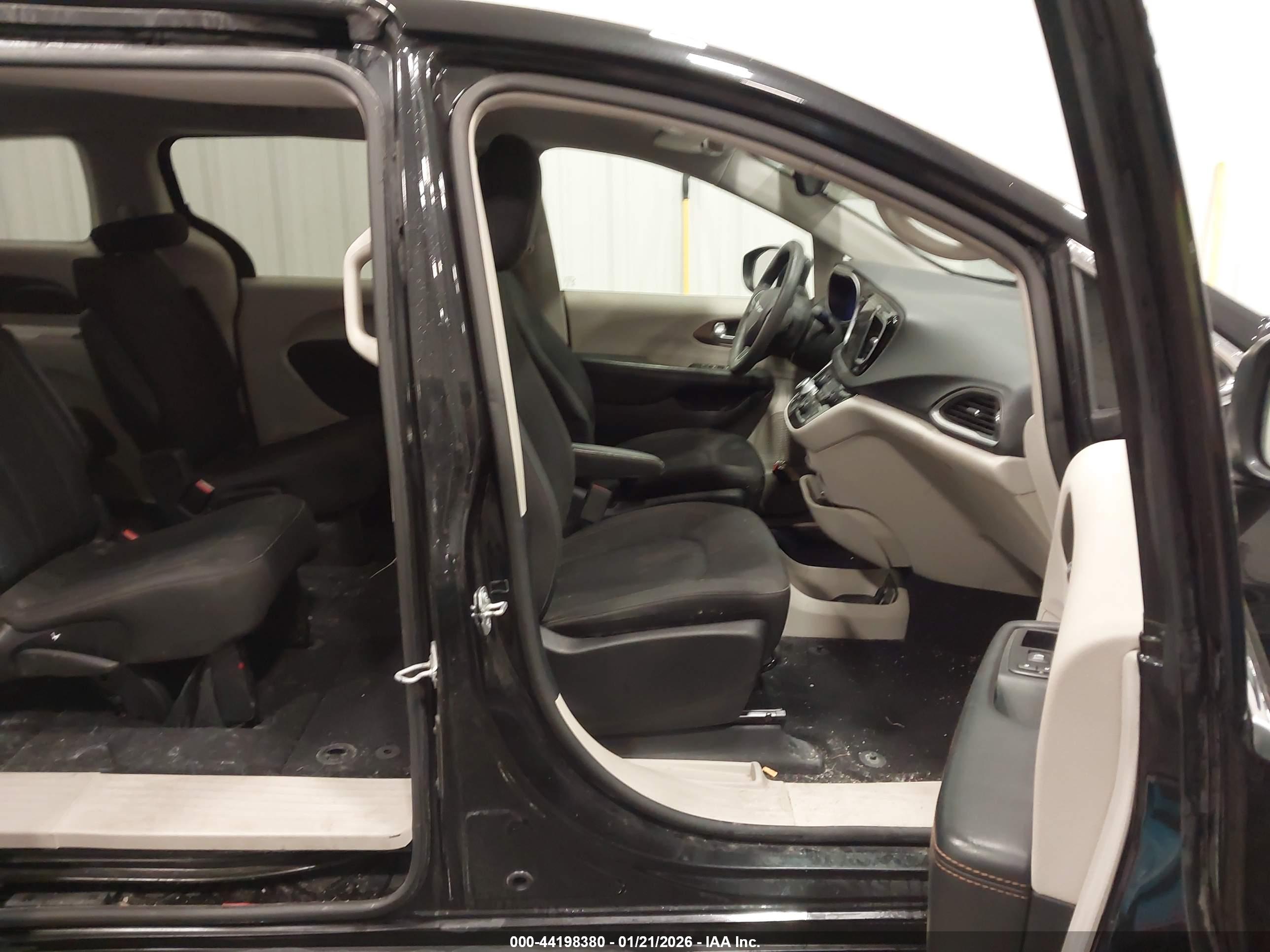 CHRYSLER PACIFICA image 5