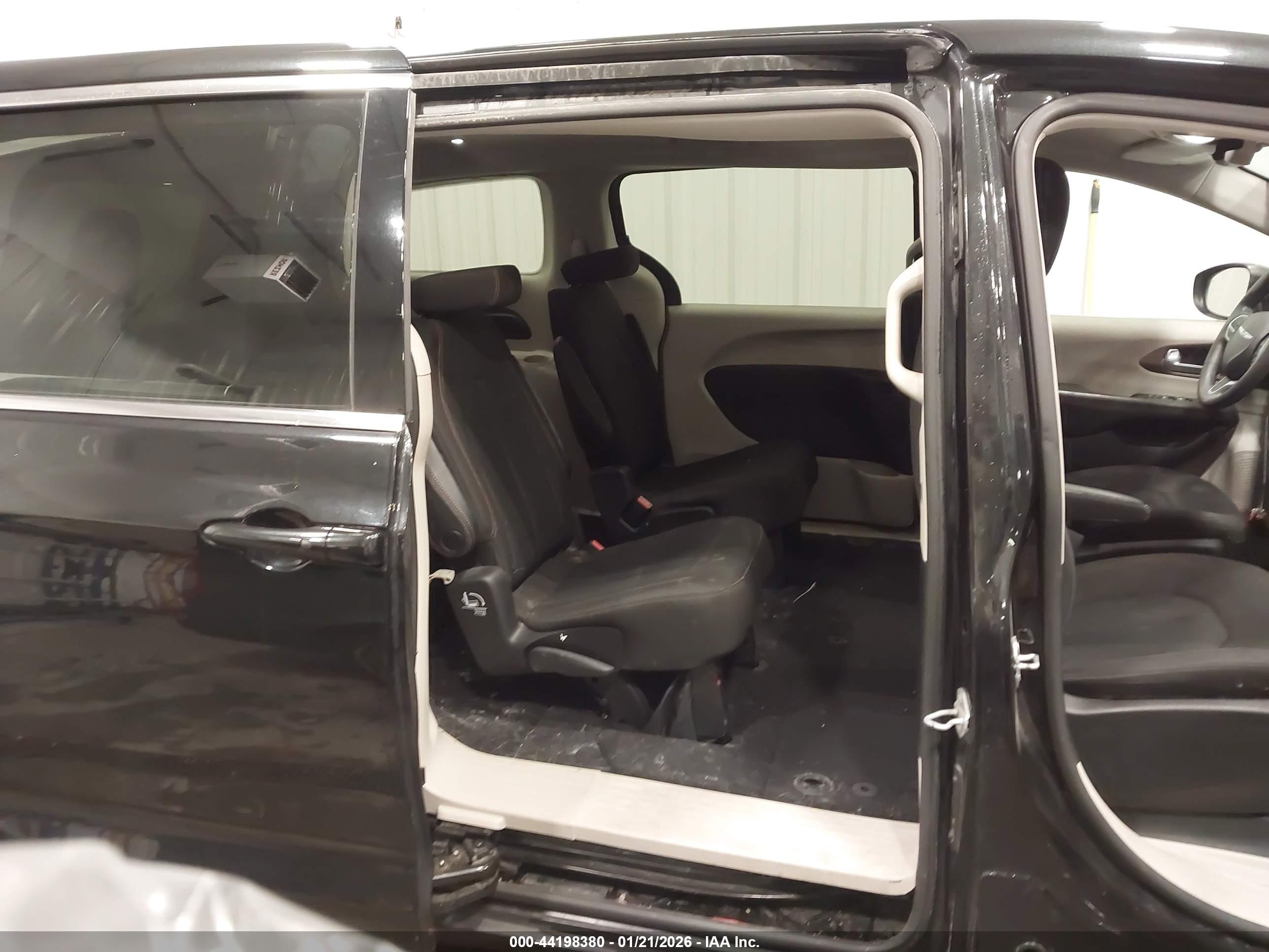 CHRYSLER PACIFICA image 8