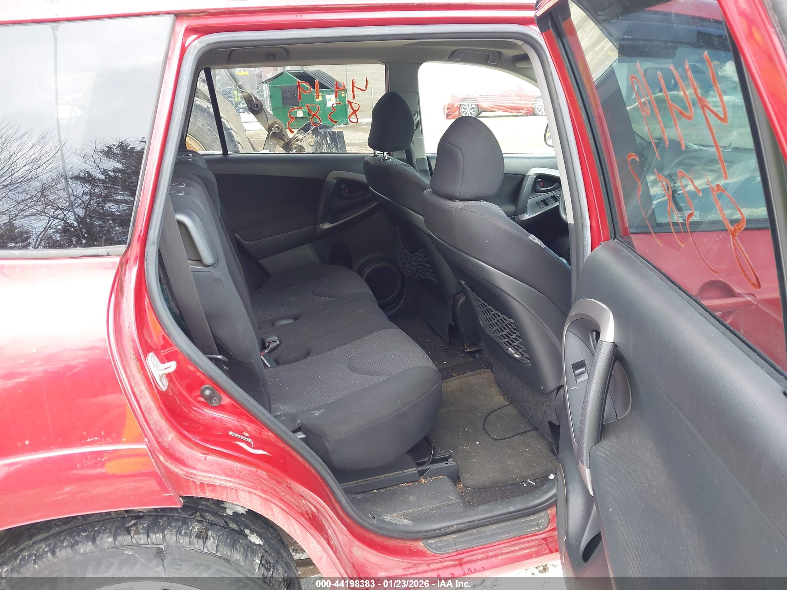 TOYOTA RAV4 image 8