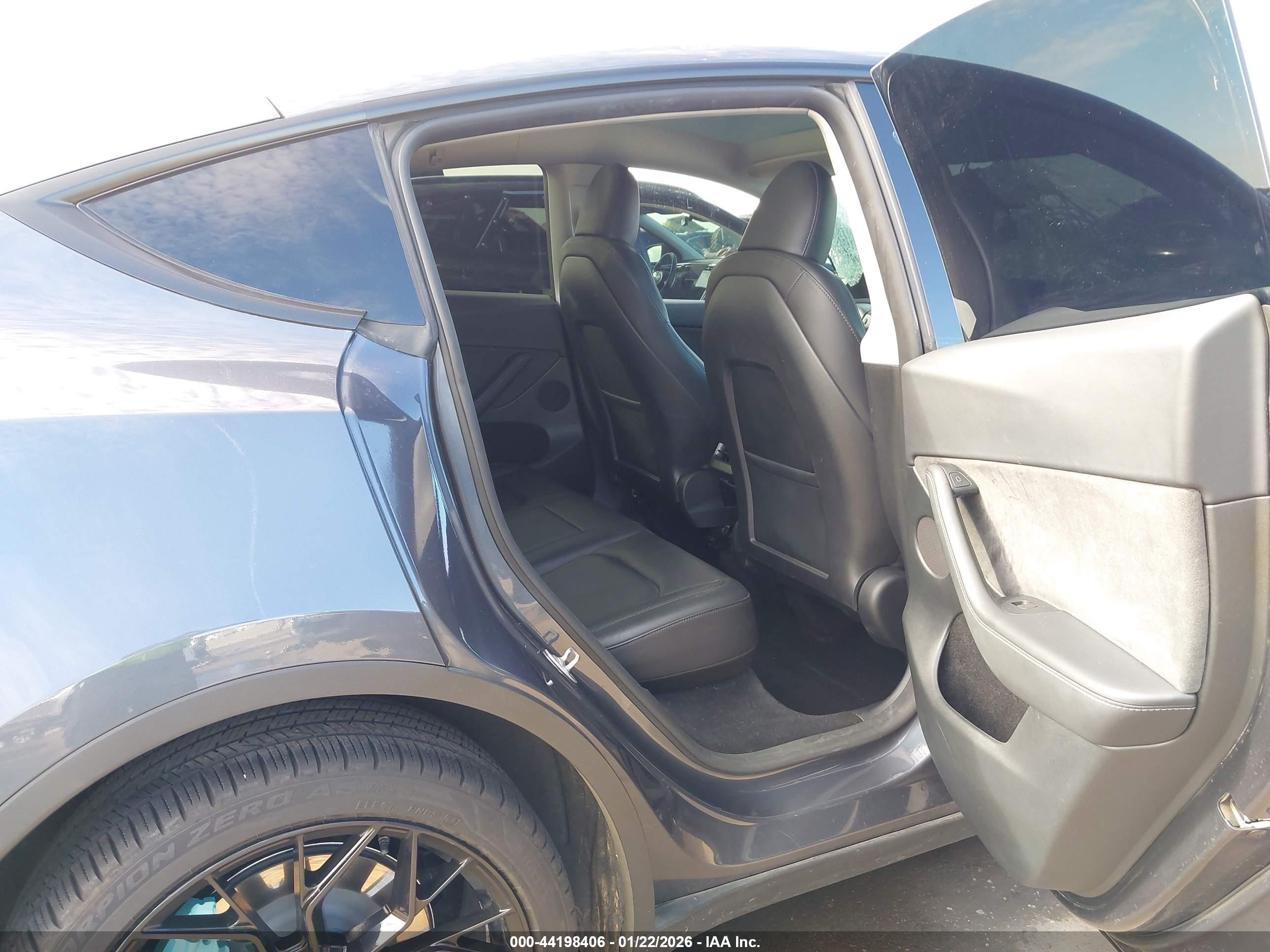 TESLA MODEL image 8