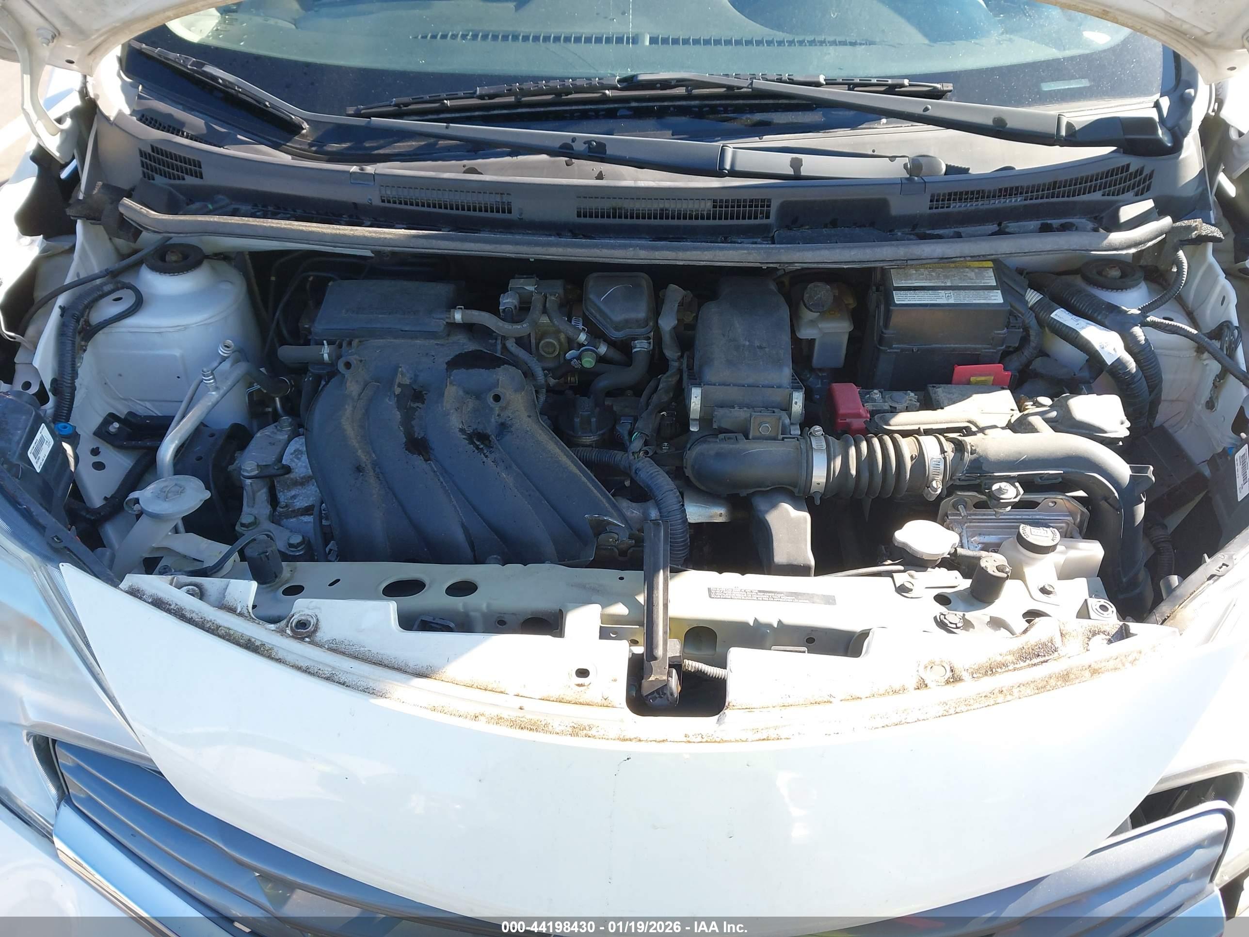 NISSAN VERSA image 10