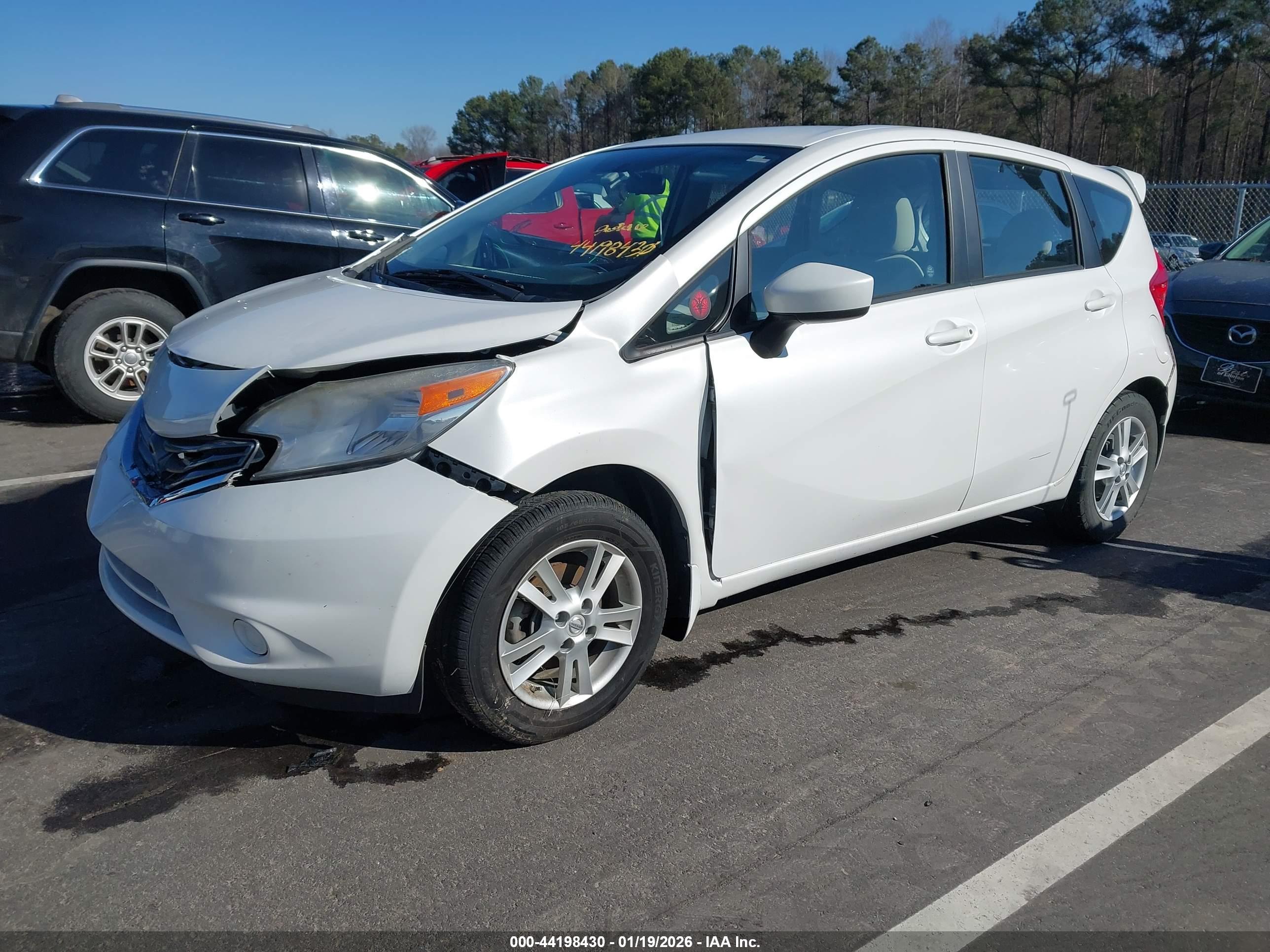 NISSAN VERSA image 2
