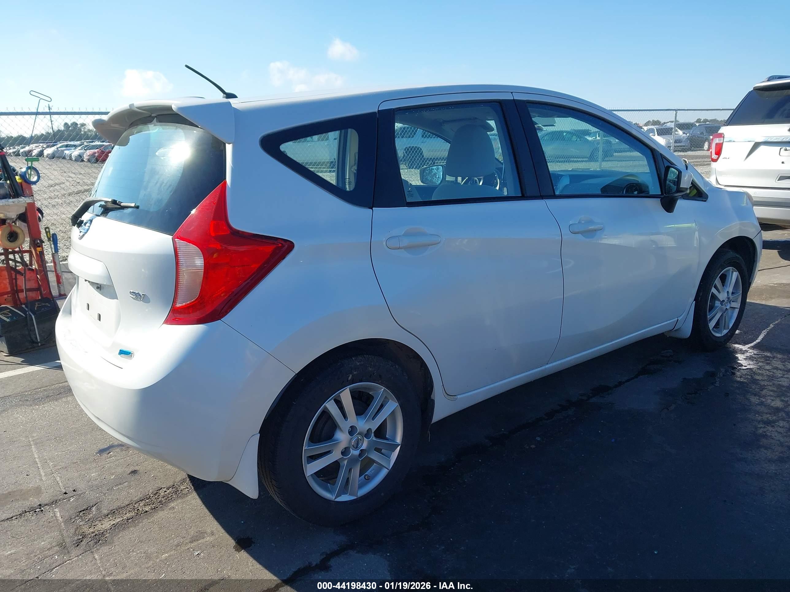 NISSAN VERSA image 4