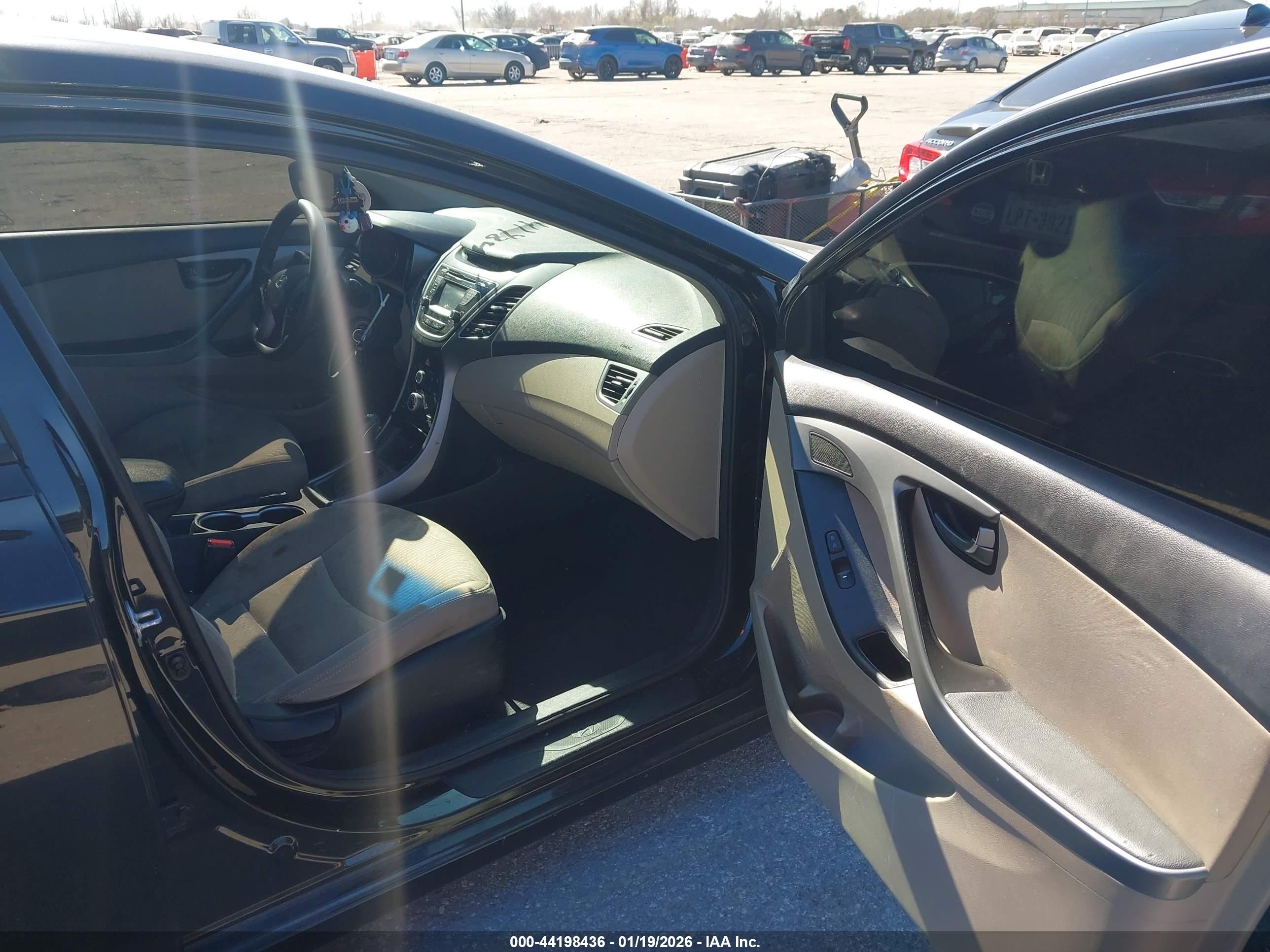 HYUNDAI ELANTRA image 5