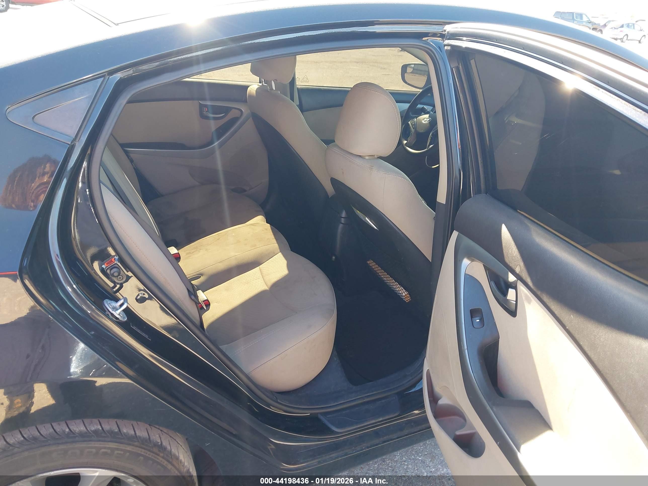 HYUNDAI ELANTRA image 8