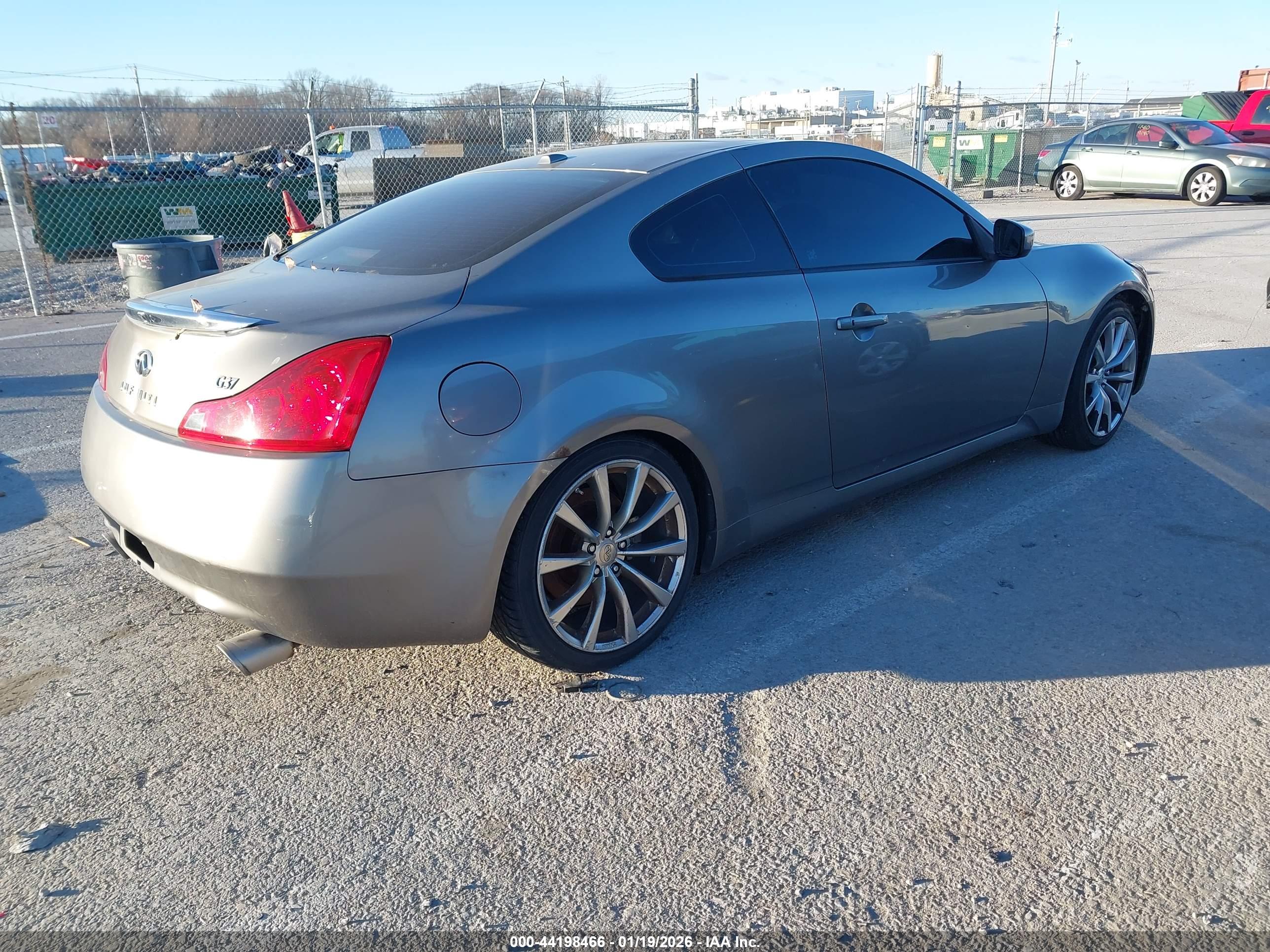 INFINITI G37 image 4
