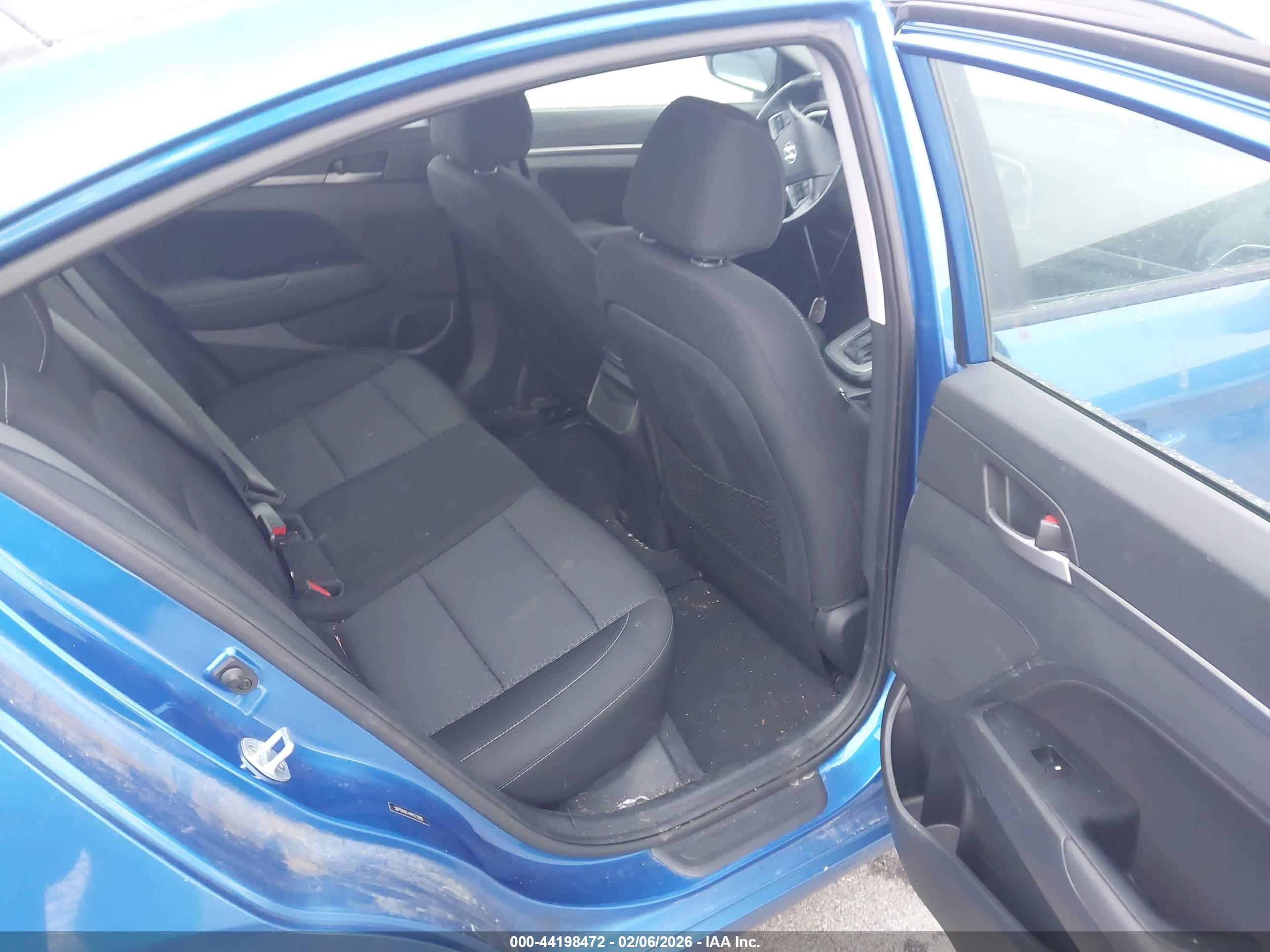 HYUNDAI ELANTRA image 8