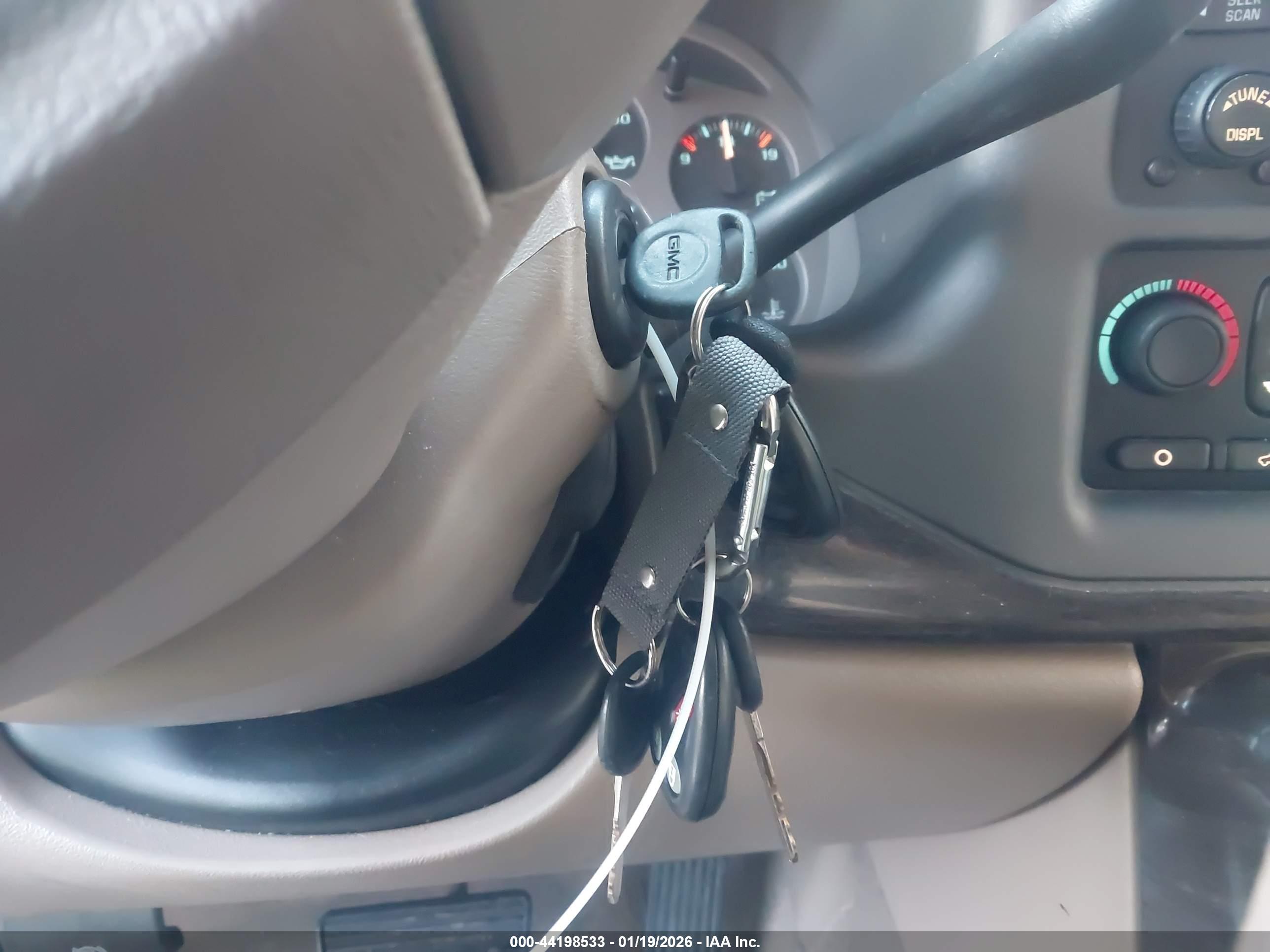 GMC YUKON image 11
