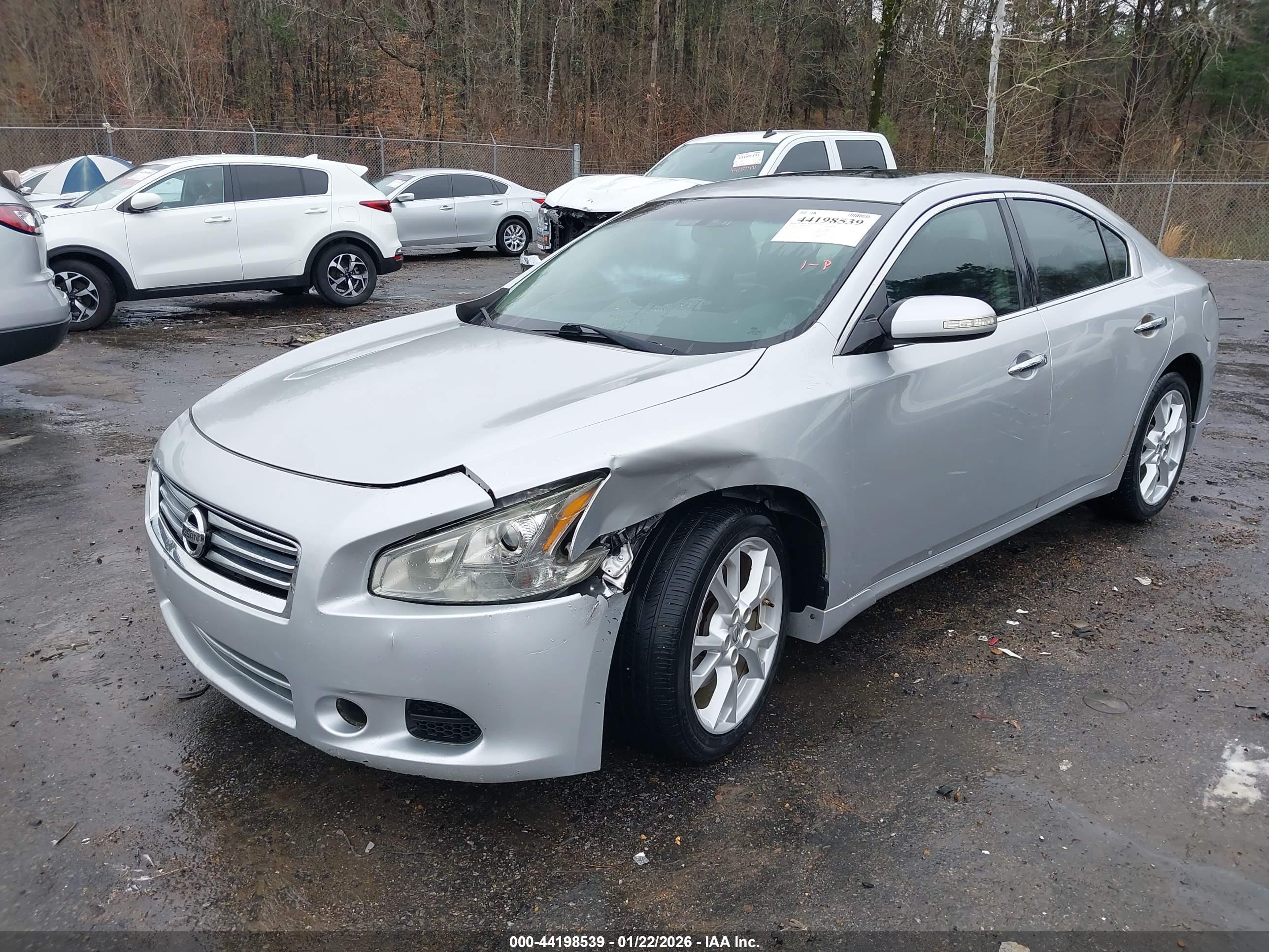 NISSAN MAXIMA image 2