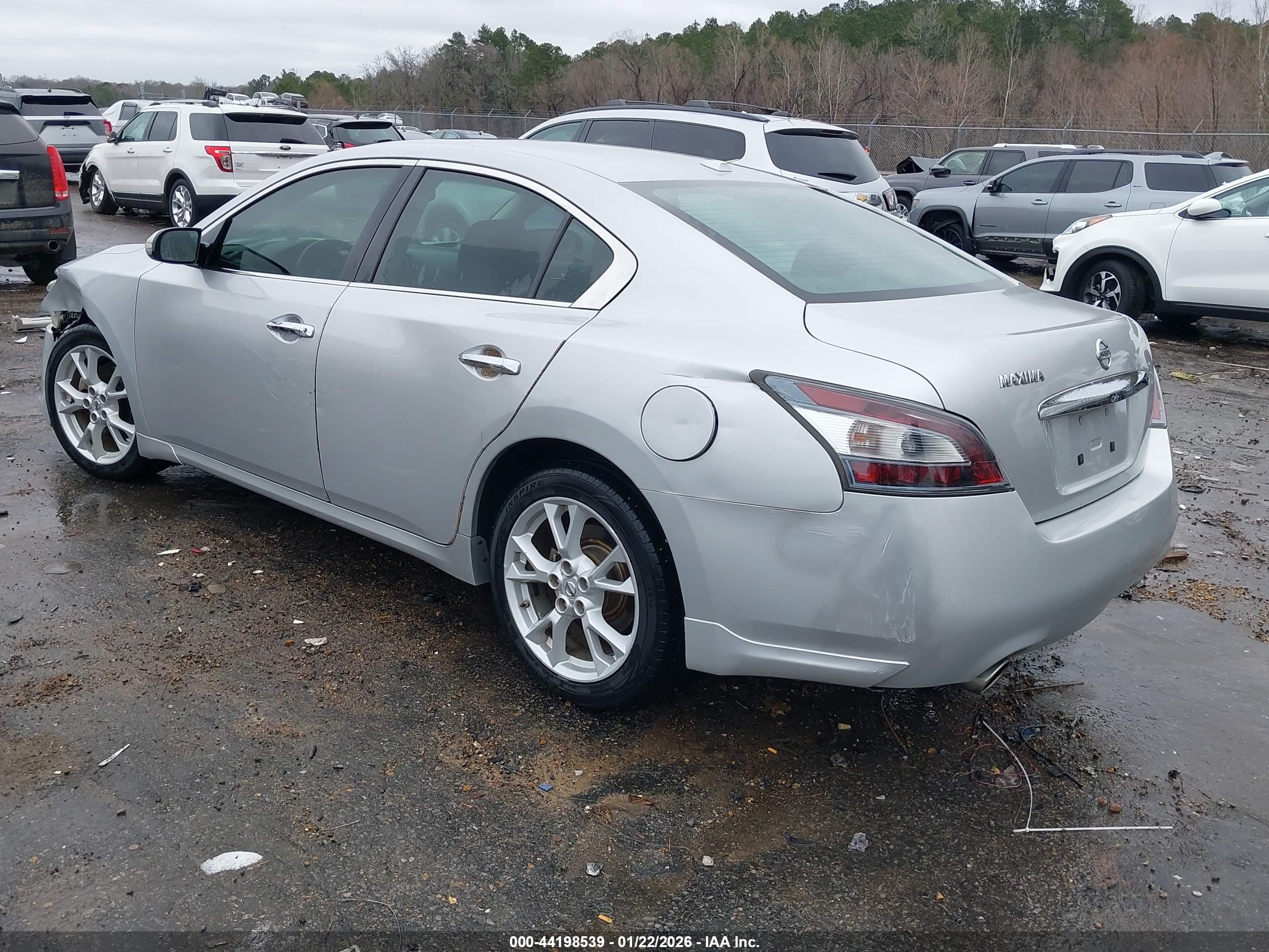 NISSAN MAXIMA image 3