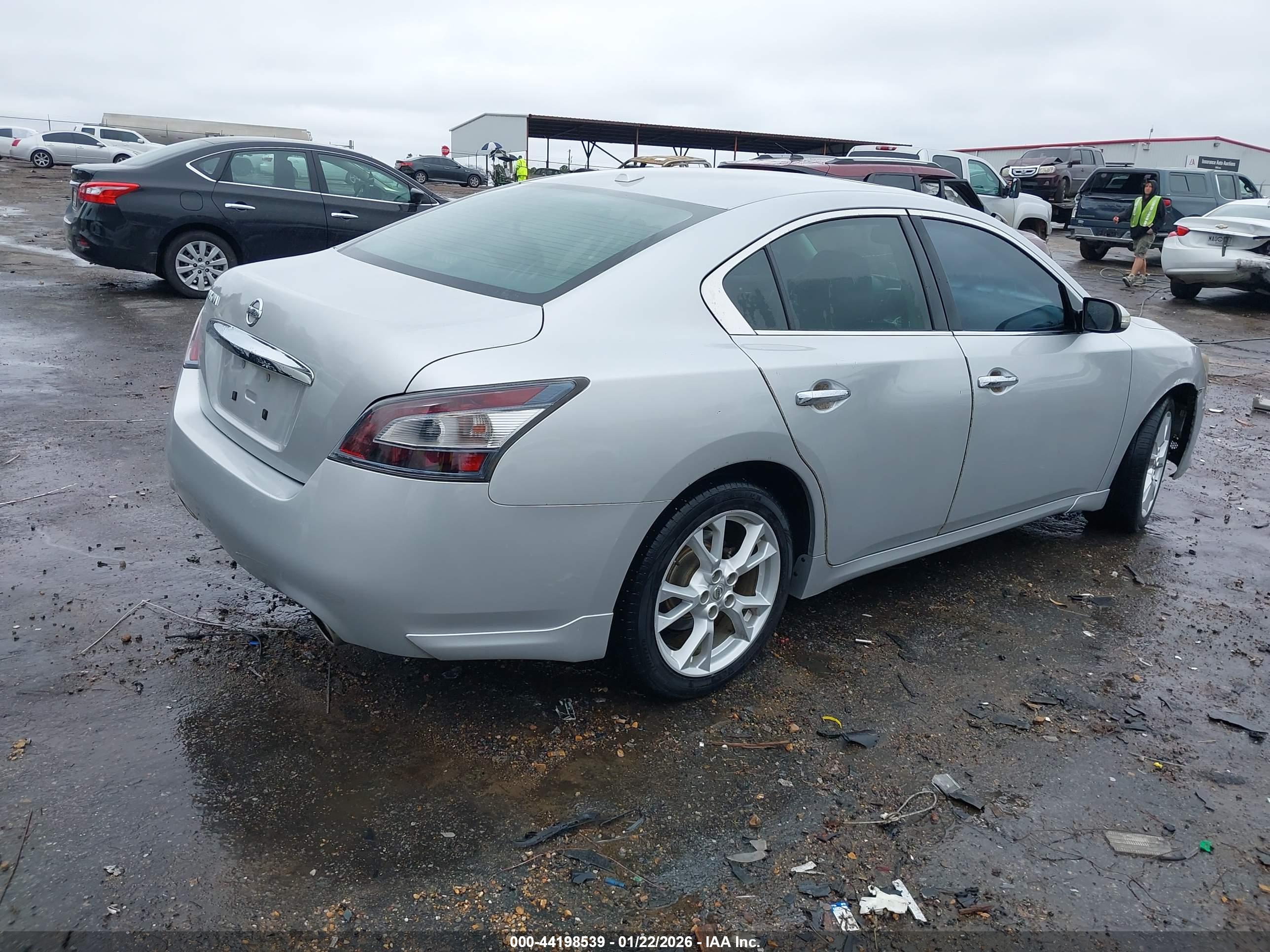 NISSAN MAXIMA image 4