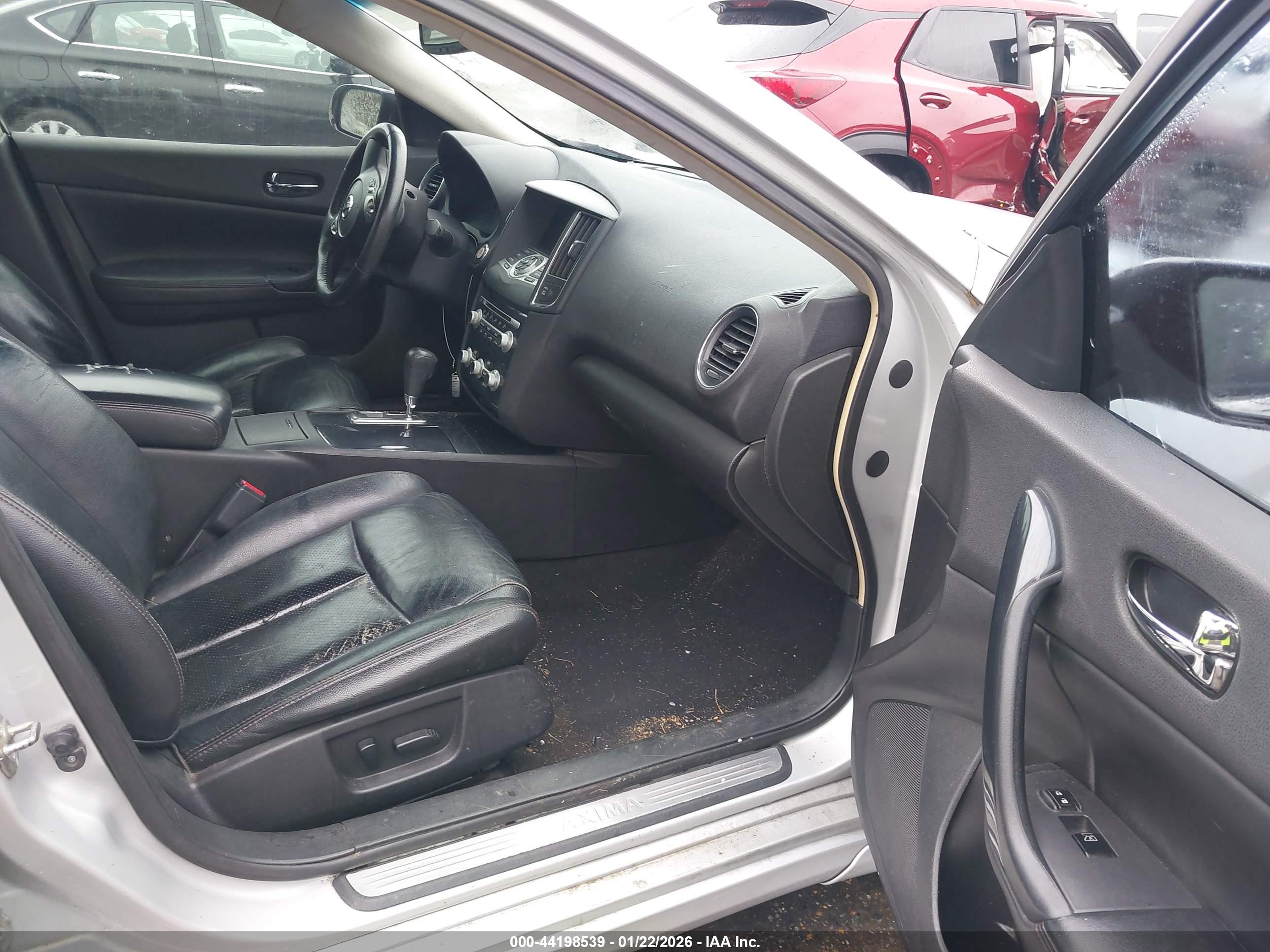 NISSAN MAXIMA image 5