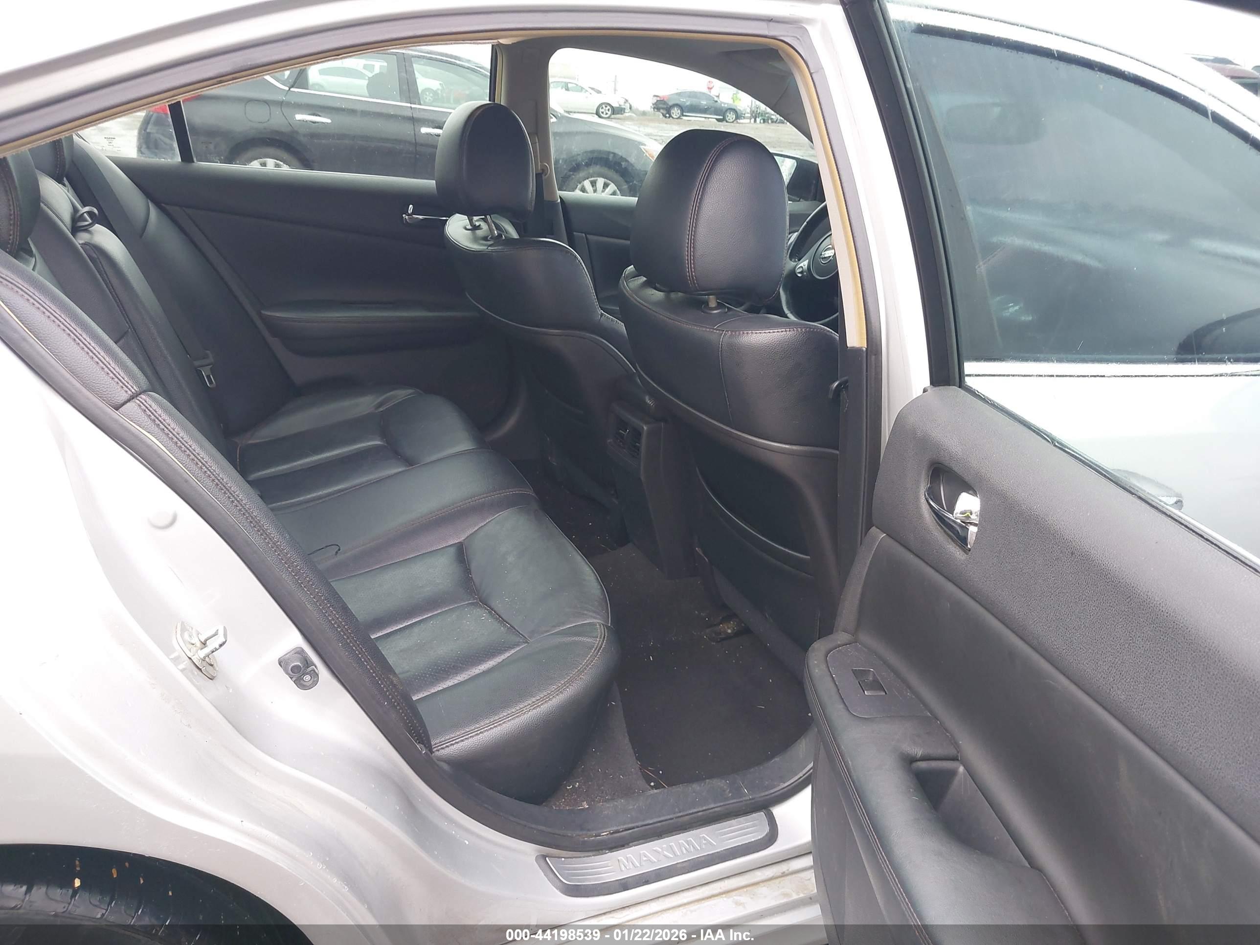 NISSAN MAXIMA image 8