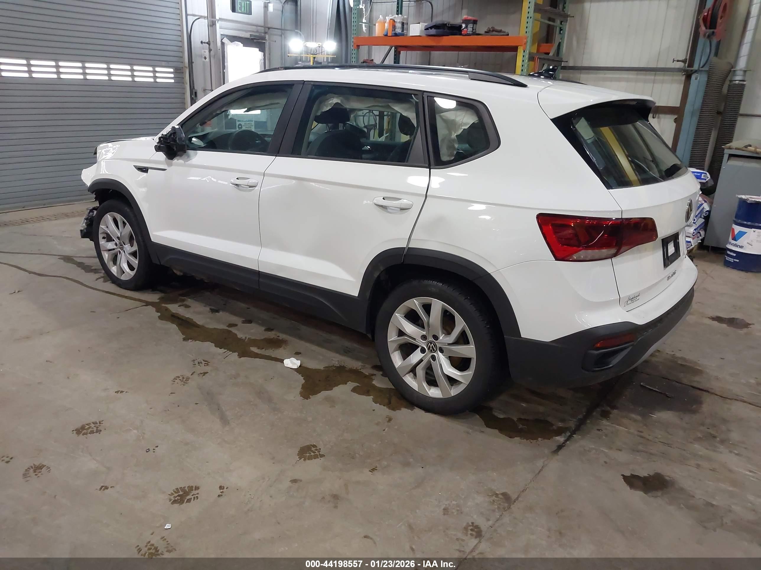 VOLKSWAGEN TAOS image 3