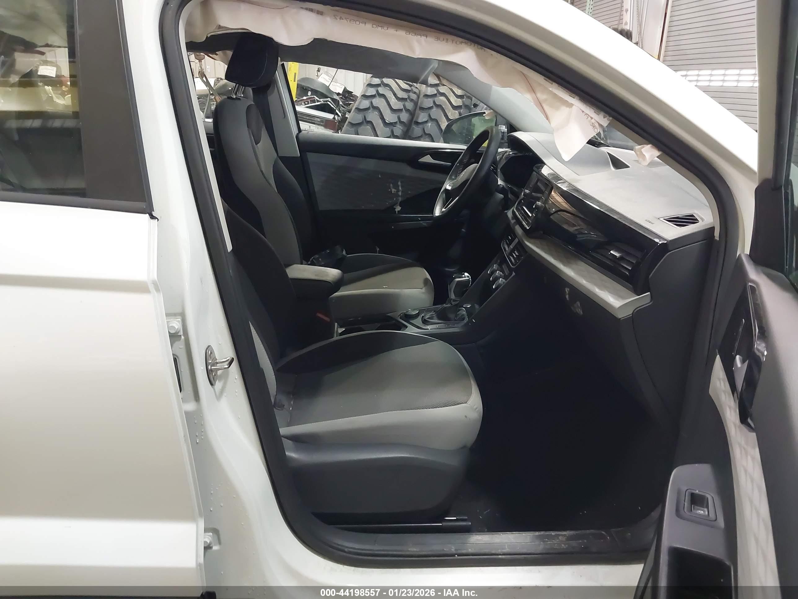 VOLKSWAGEN TAOS image 5