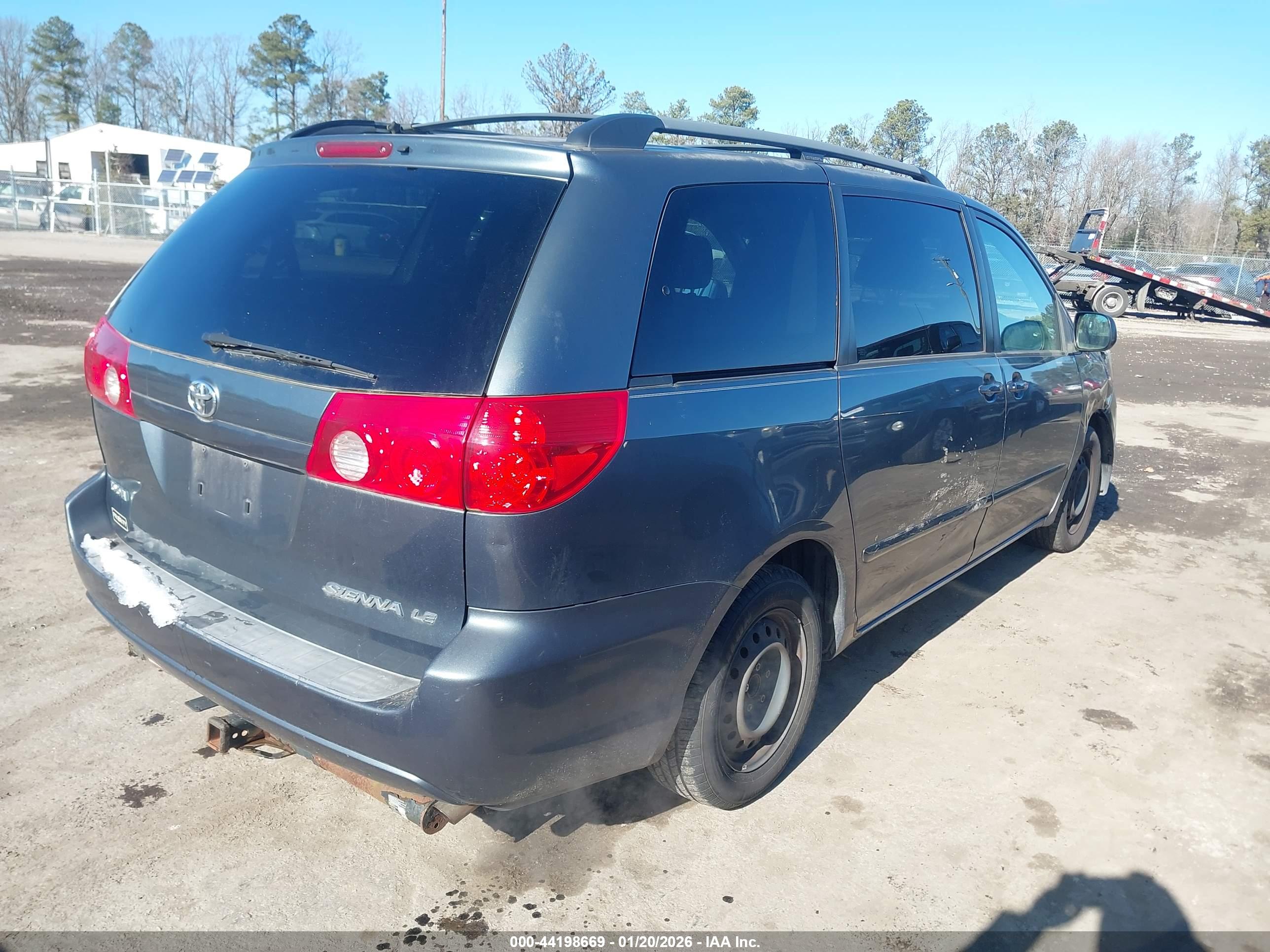 TOYOTA SIENNA image 4