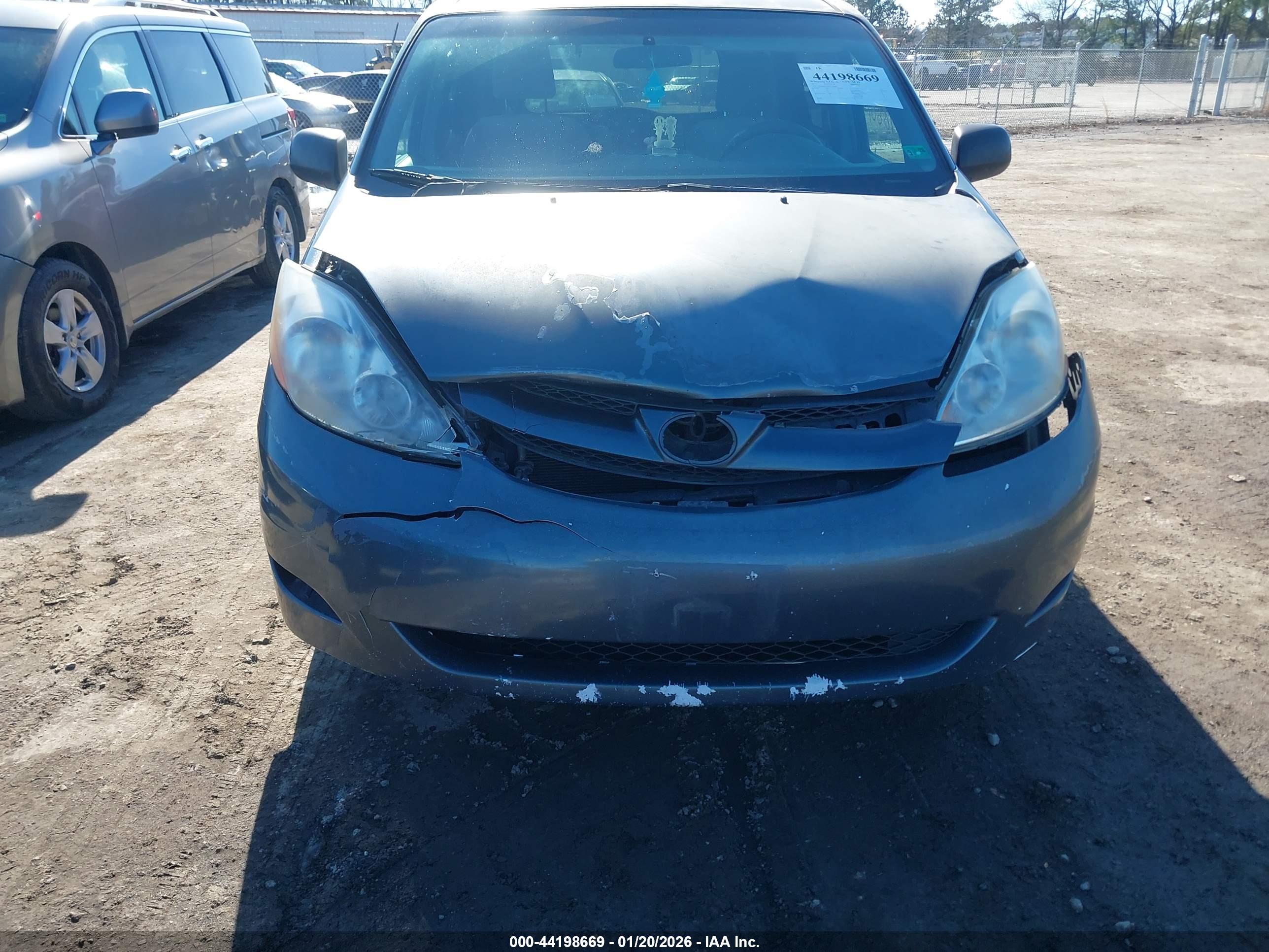 TOYOTA SIENNA image 6