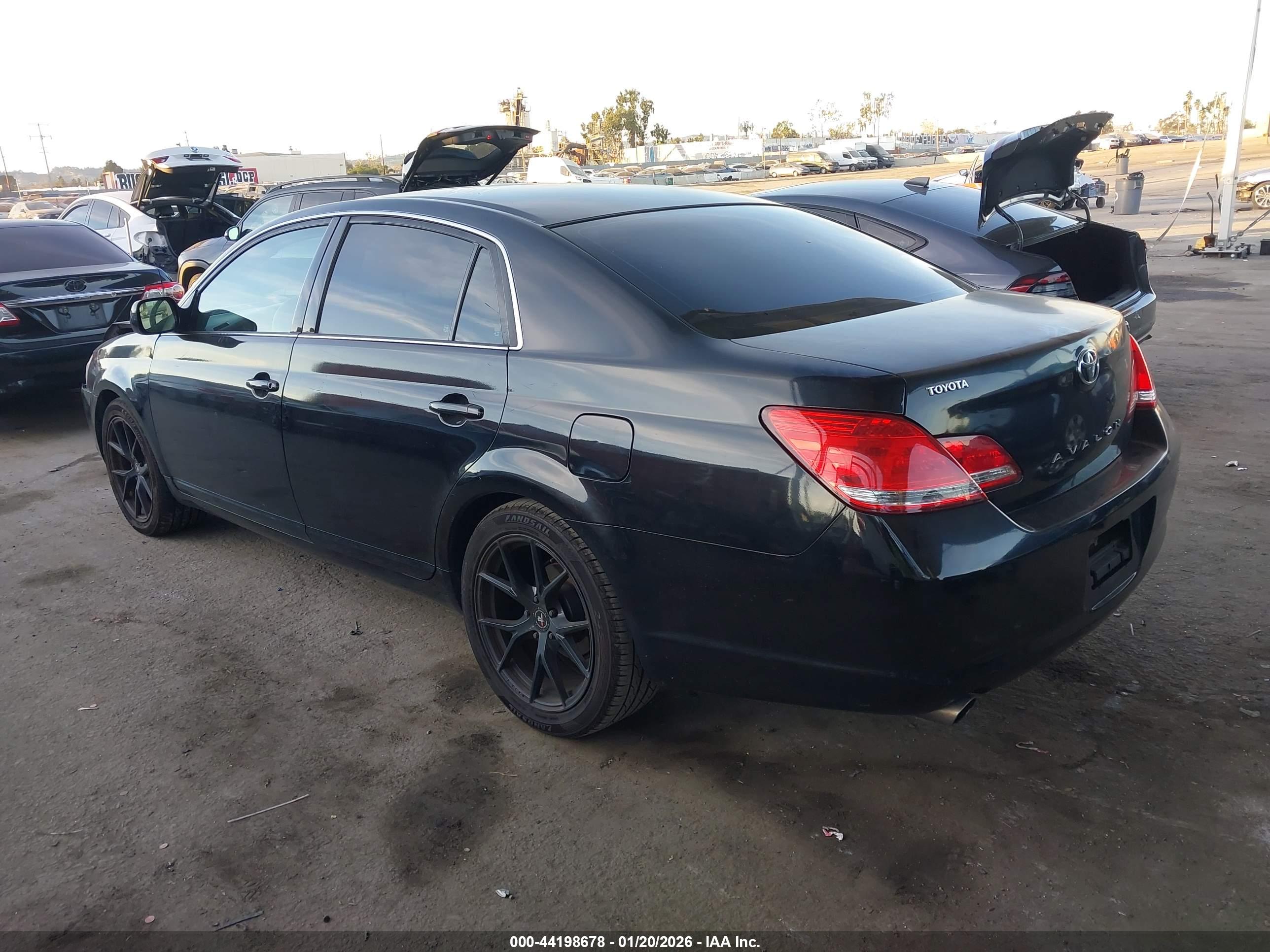 TOYOTA AVALON image 3