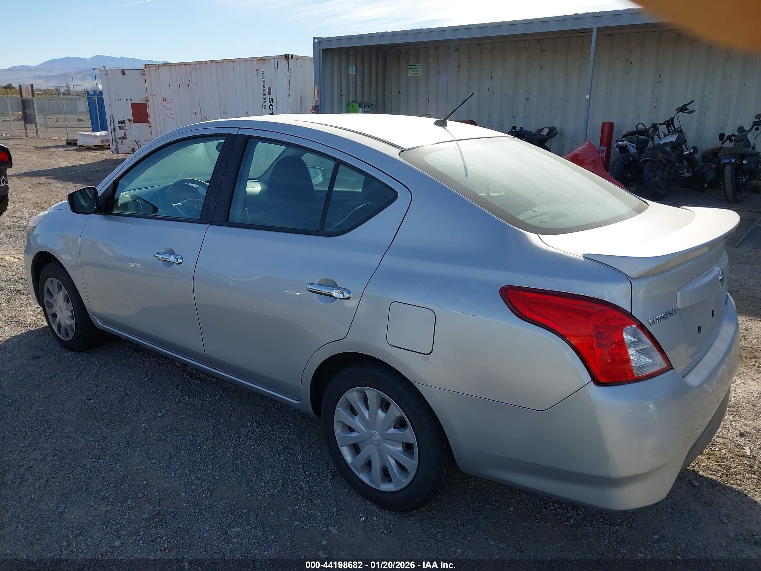 NISSAN VERSA image 3